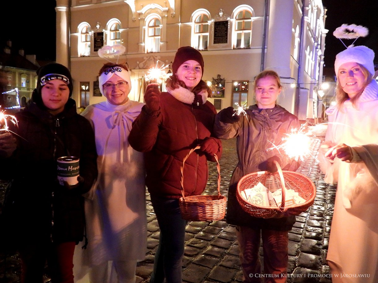 Dzieci z aniołami, trzymają zimne ognie