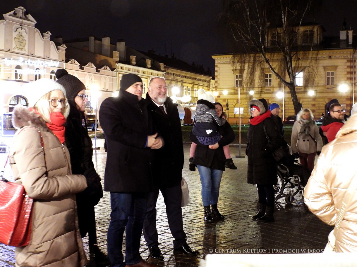 Grupa ludzi oglądająca pokaz