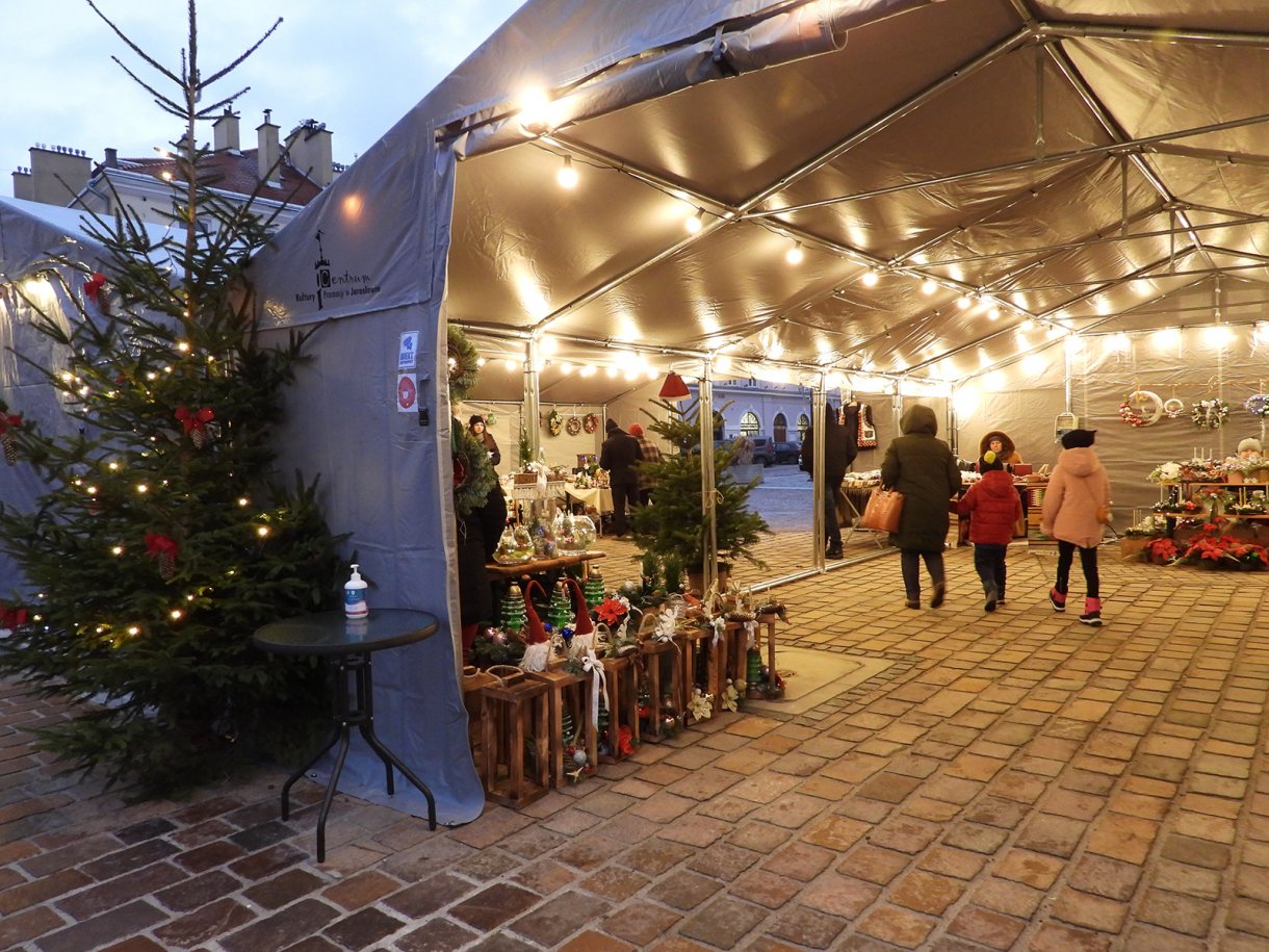 Stoiska w hali namiotowej