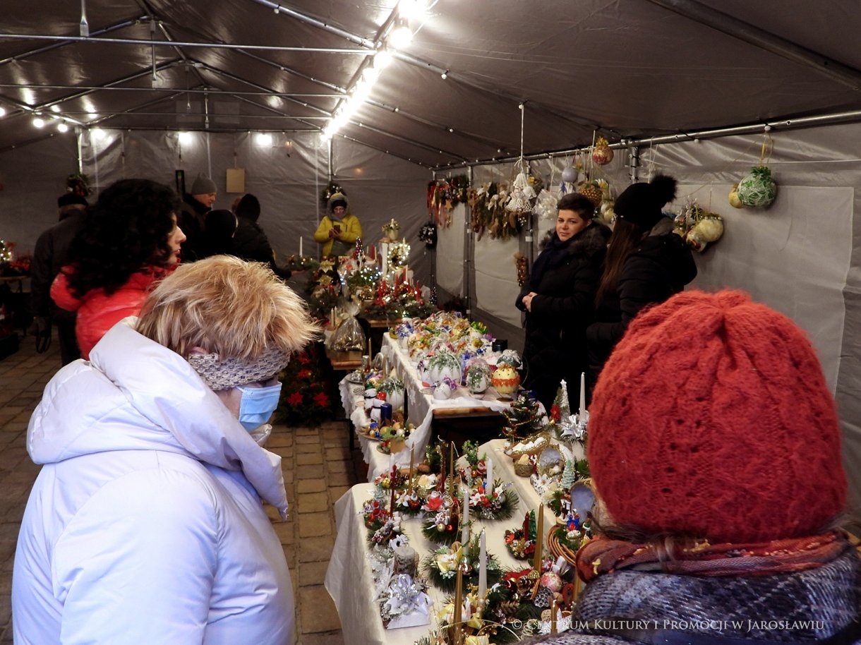 Stoiska w hali namiotowej