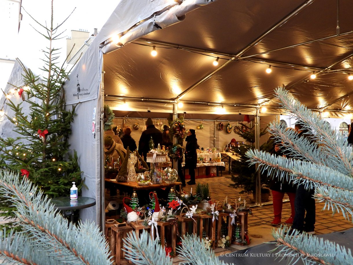 Stoiska w hali namiotowej