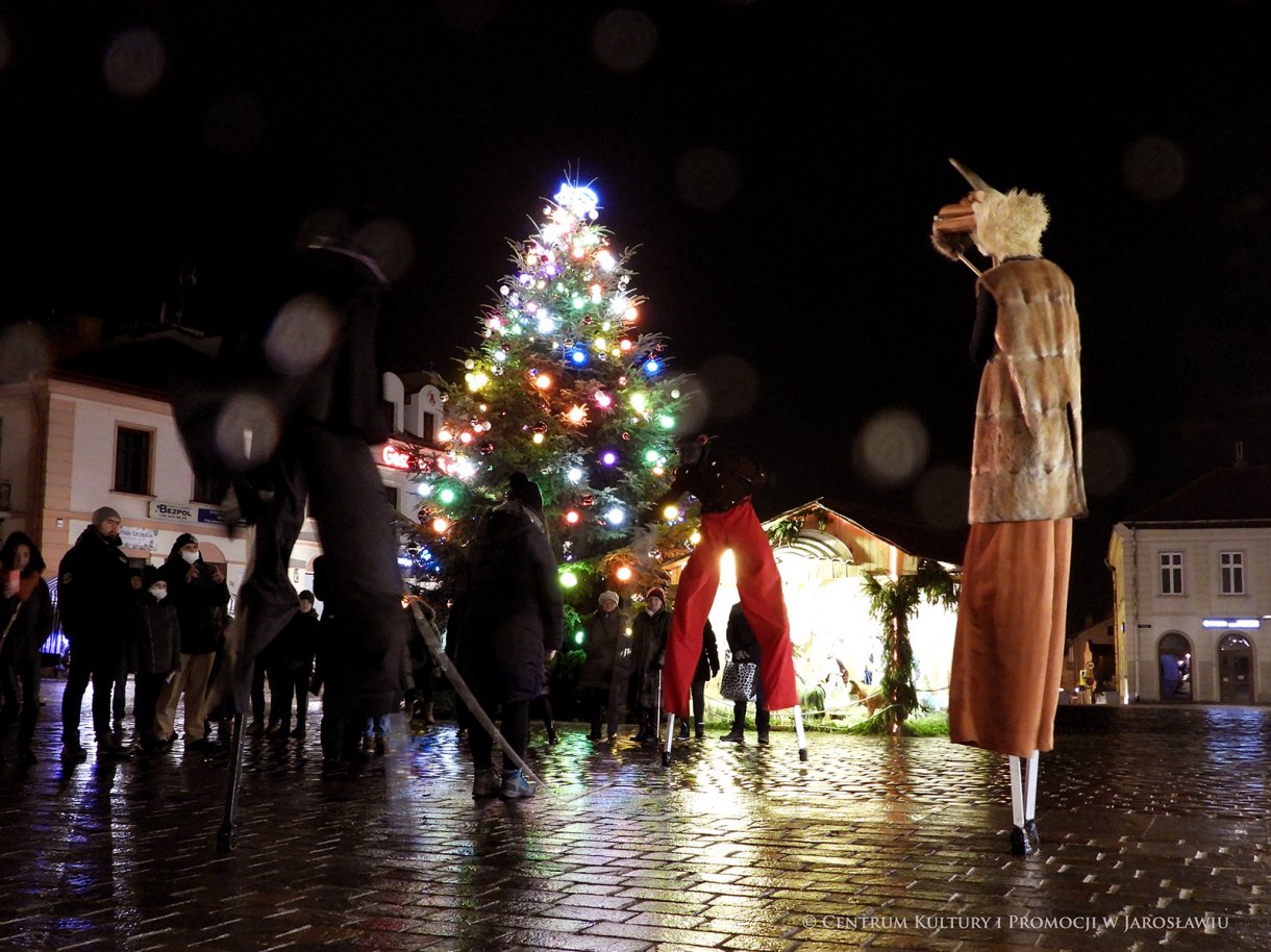 Hepening szczudlarzy z Krakowskiego Teatru Ulicznego Scena Kalejdoskop