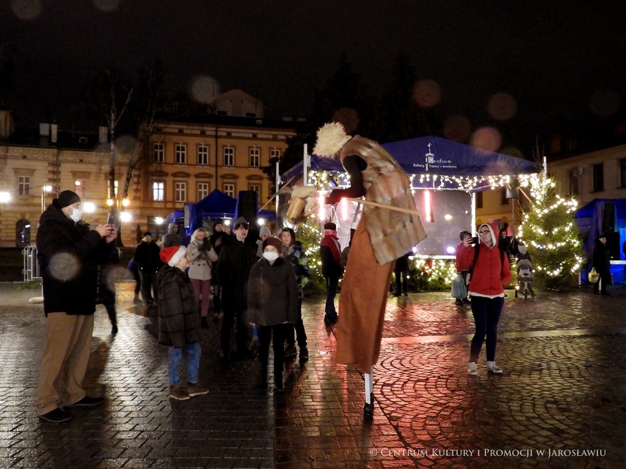 Hepening szczudlarzy z Krakowskiego Teatru Ulicznego Scena Kalejdoskop