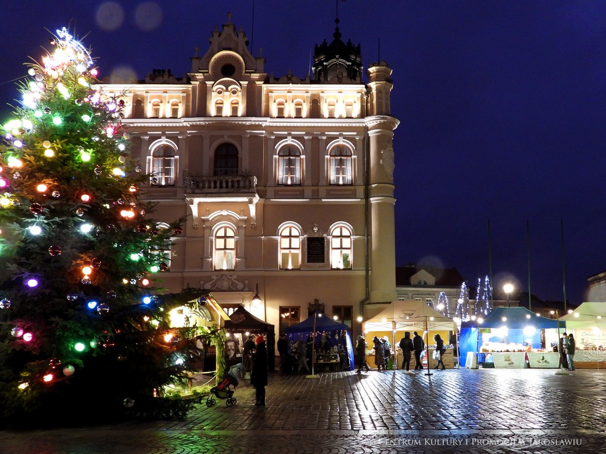Widok na stoiska i ratusz