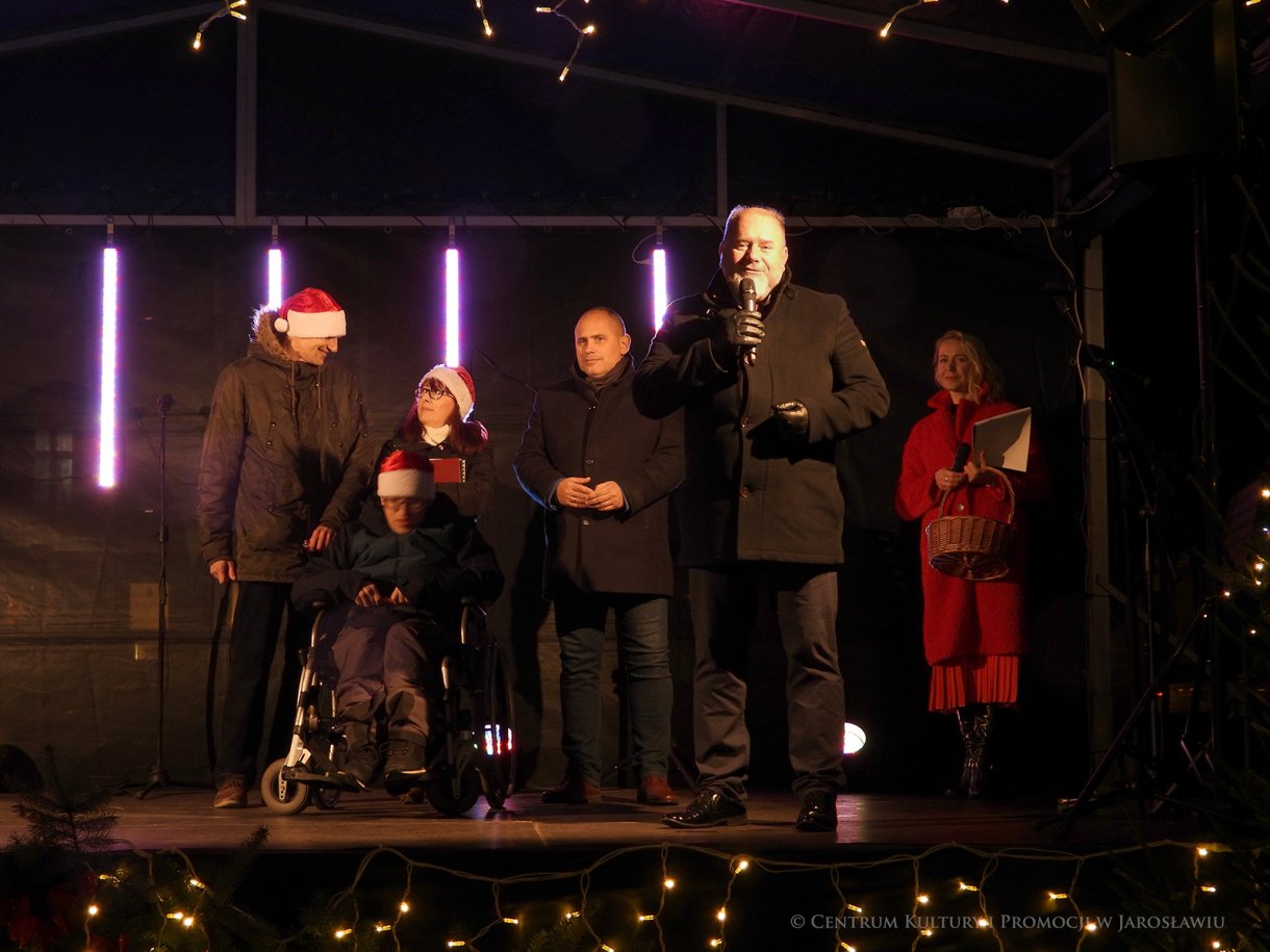 Otwarcie Jarmarku - na scenie Burmistrz Miasta Jarosławia Waldemar Paluch, dyrektor Centrum Kultury i Promocji w Jarosławiu Tomasz Wywrót, prowadząca i członkowie Zespołu Eksodus