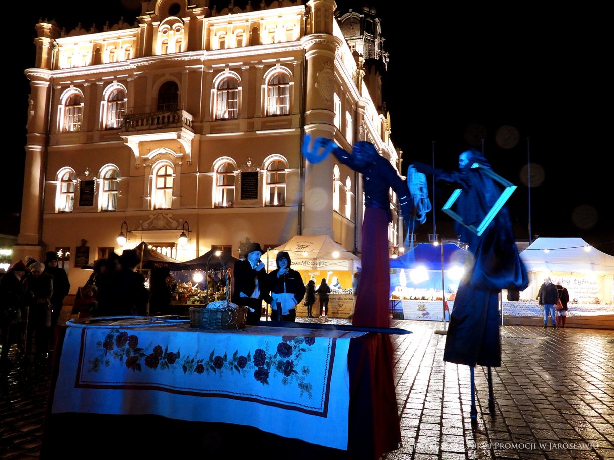 Hepening szczudlarzy z Krakowskiego Teatru Ulicznego Scena Kalejdoskop