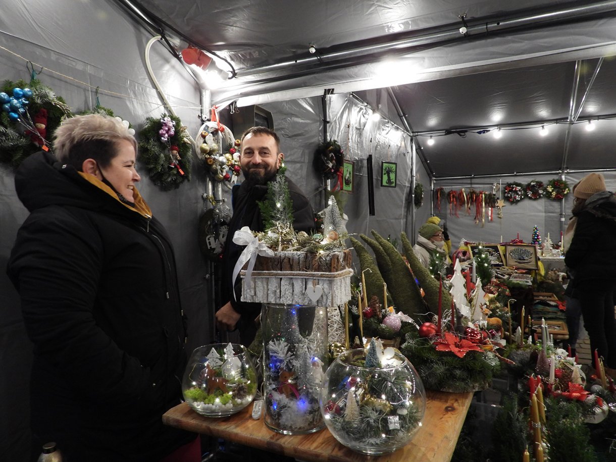 Stoiska w hali namiotowej