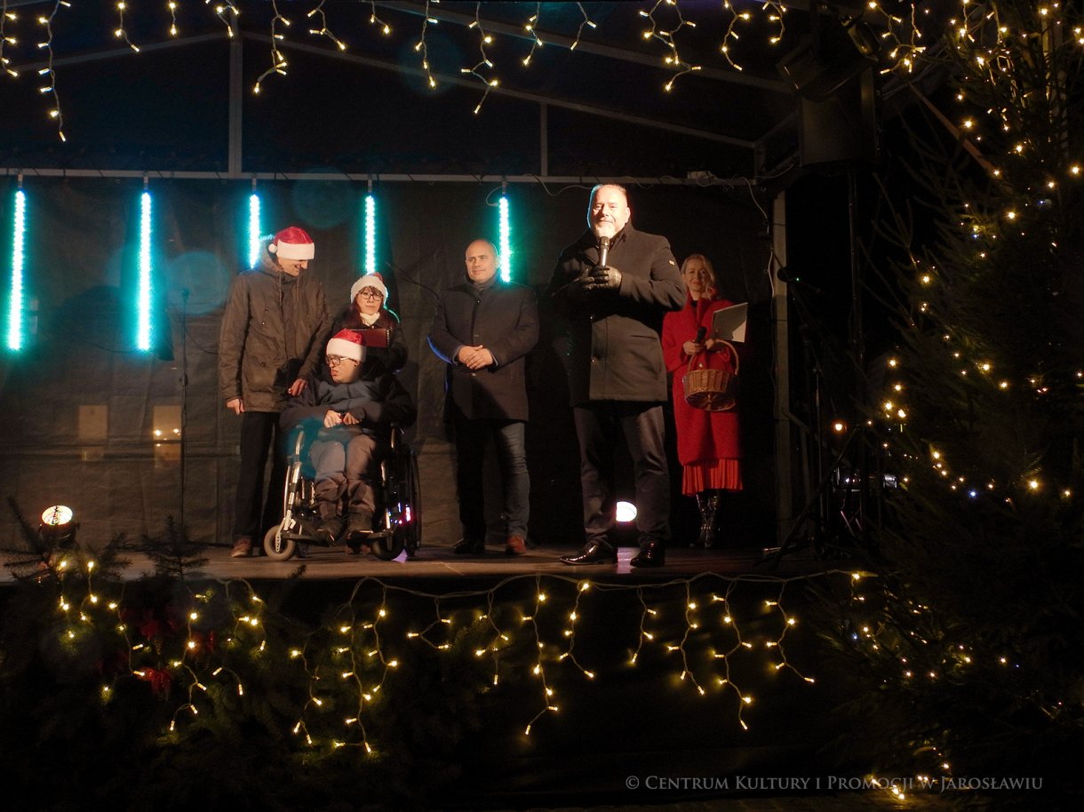 Otwarcie Jarmarku - na scenie Burmistrz Miasta Jarosławia Waldemar Paluch, dyrektor Centrum Kultury i Promocji w Jarosławiu Tomasz Wywrót, prowadząca i członkowie Zespołu Eksodus