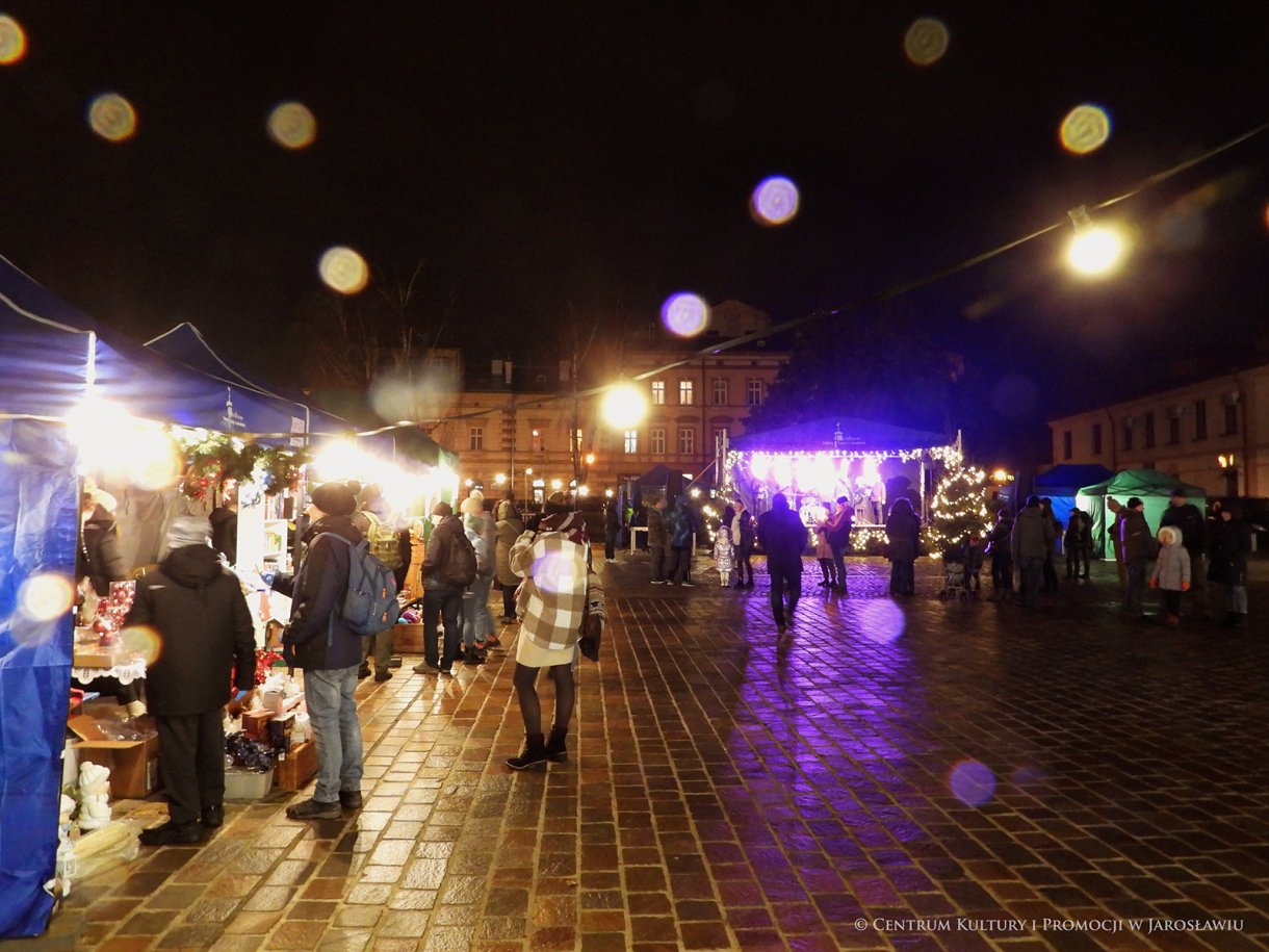 Widok na soiska i scenę