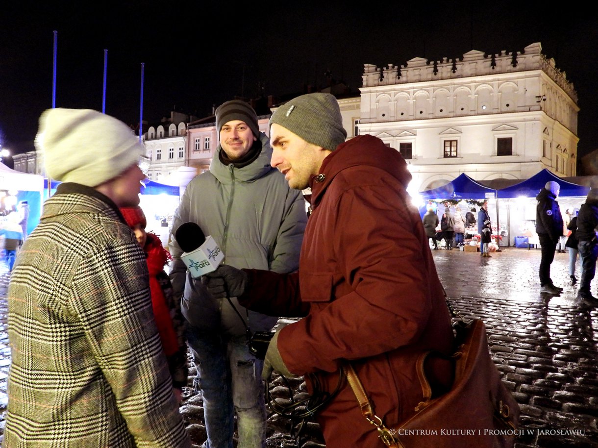 Redaktor z Radia Fara prowadzący wywiad