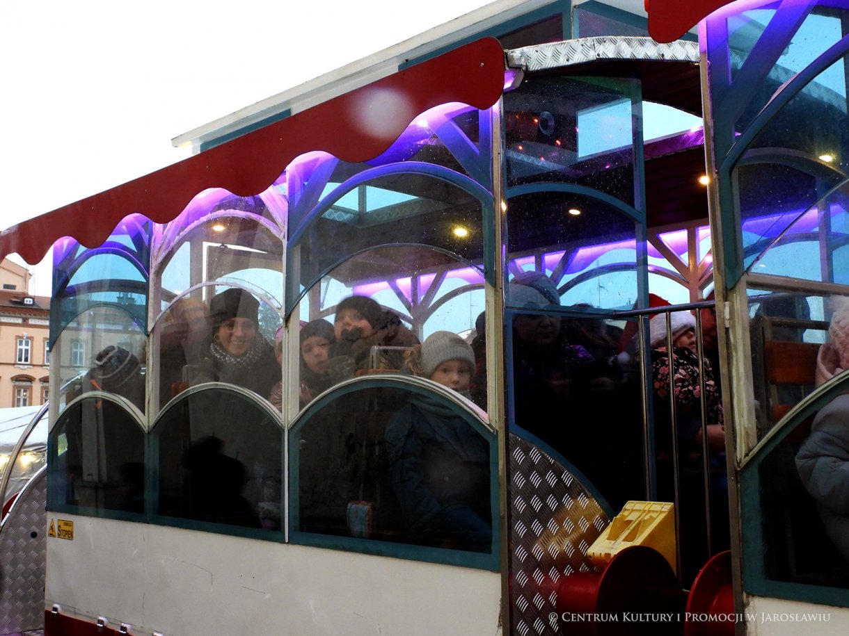 Ludzie w świątecznej kolejce