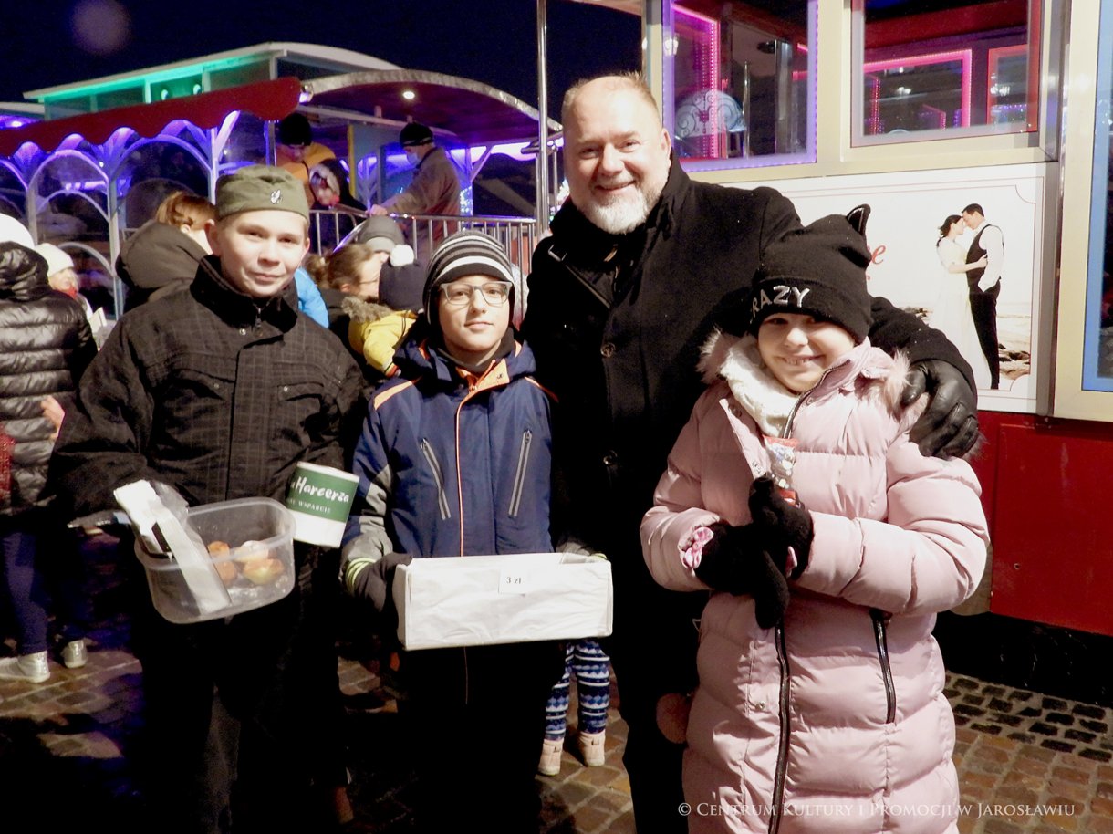 Burmistrz Waldemar Paluch z harcerzami