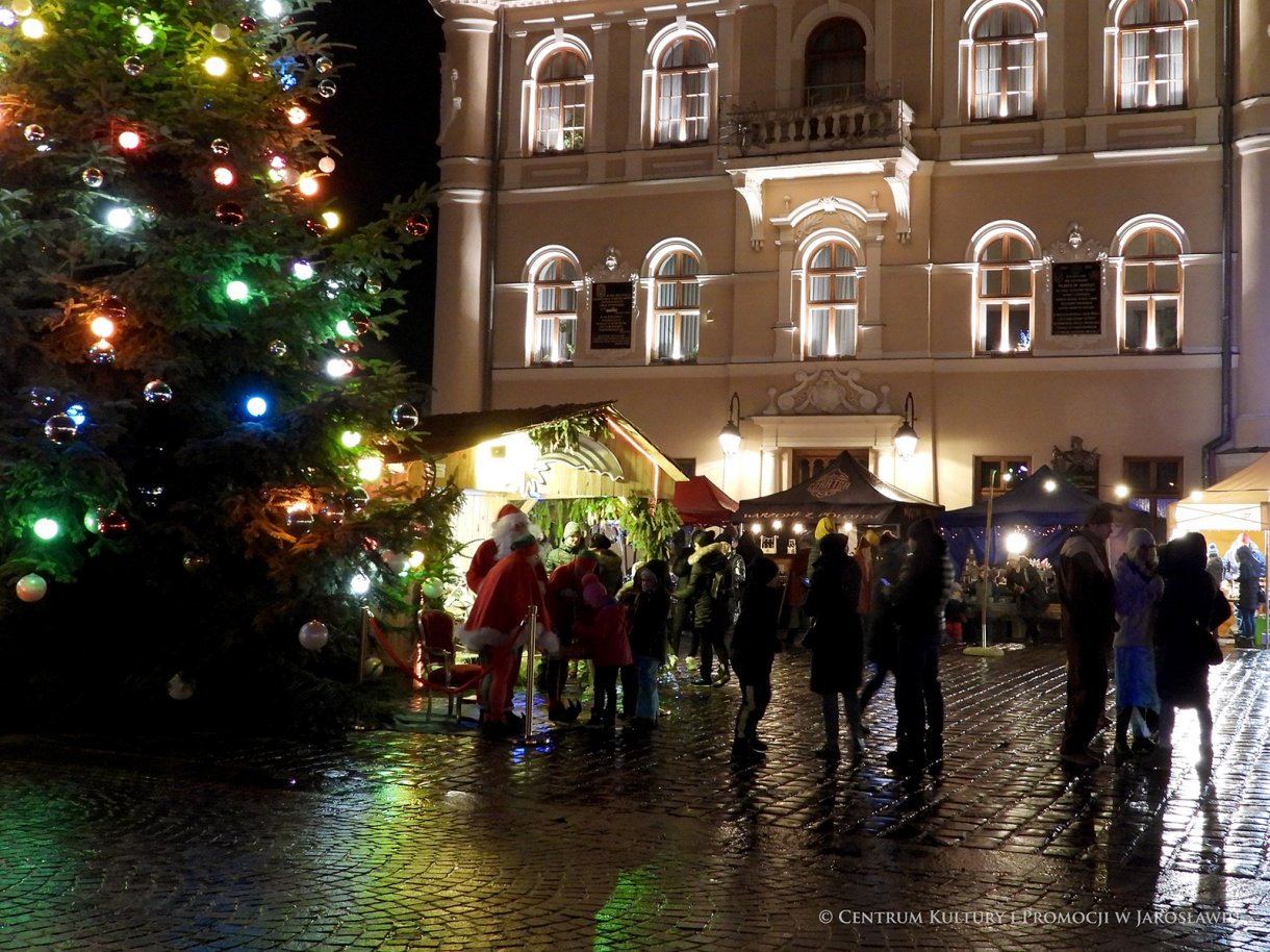 Ludzie przy szopce i Mikołaju