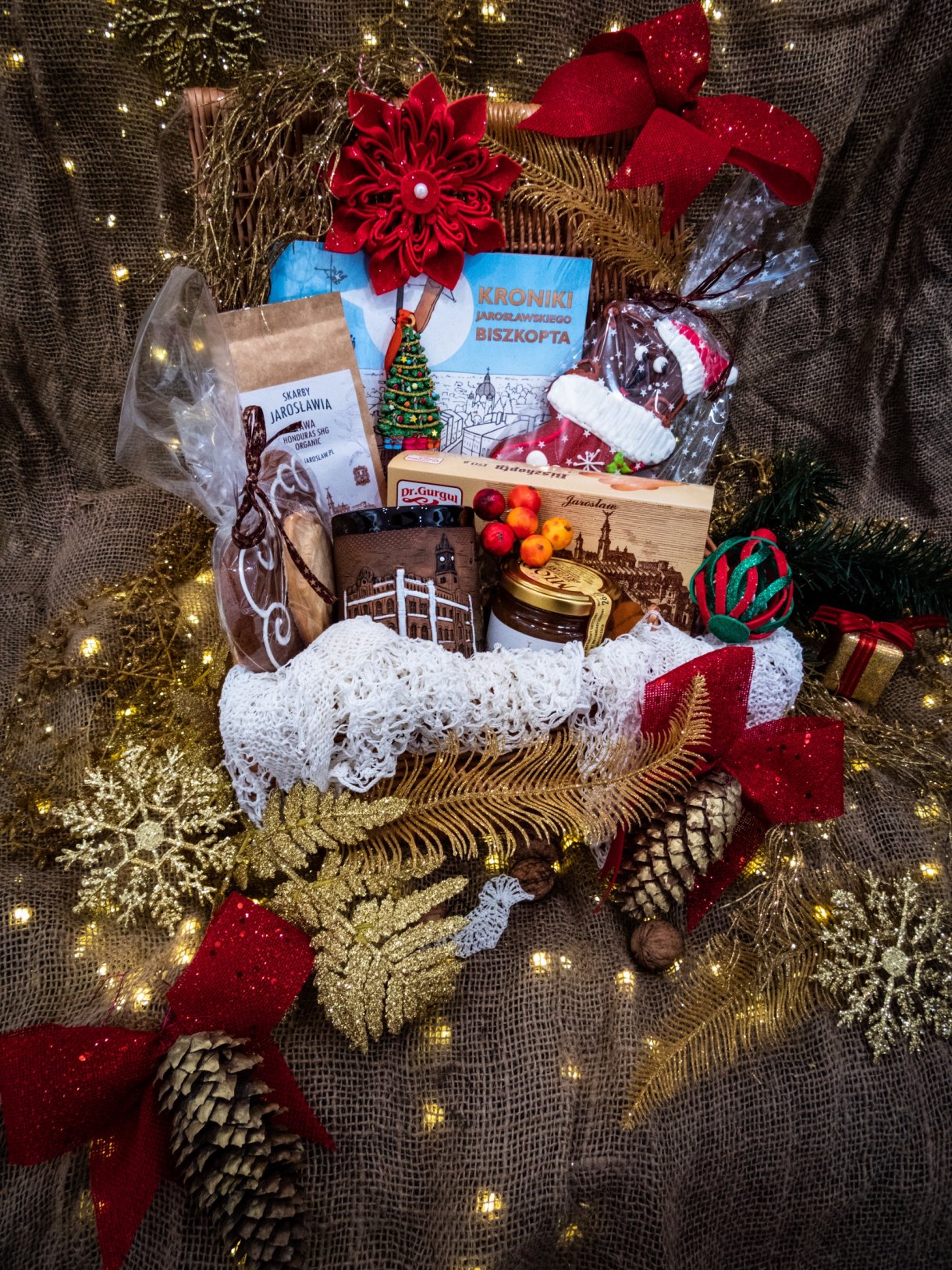 Zestaw „Gold” „Kroniki jarosławskiego biszkopta”, Kawa z limitowanej edycji „Skarby Jarosławia”, naturalny miód z lokalnej pasieki, jarosławskie biszkopty z Fabryki Ciast i Cukrów „Dr. Stanisława Gurgula”, pierniki z Wytwórni Wyrobów Cukierniczych Macieja Kuźniarowskiego kubek ceramiczny oraz koszyk. – 180. Zł.
