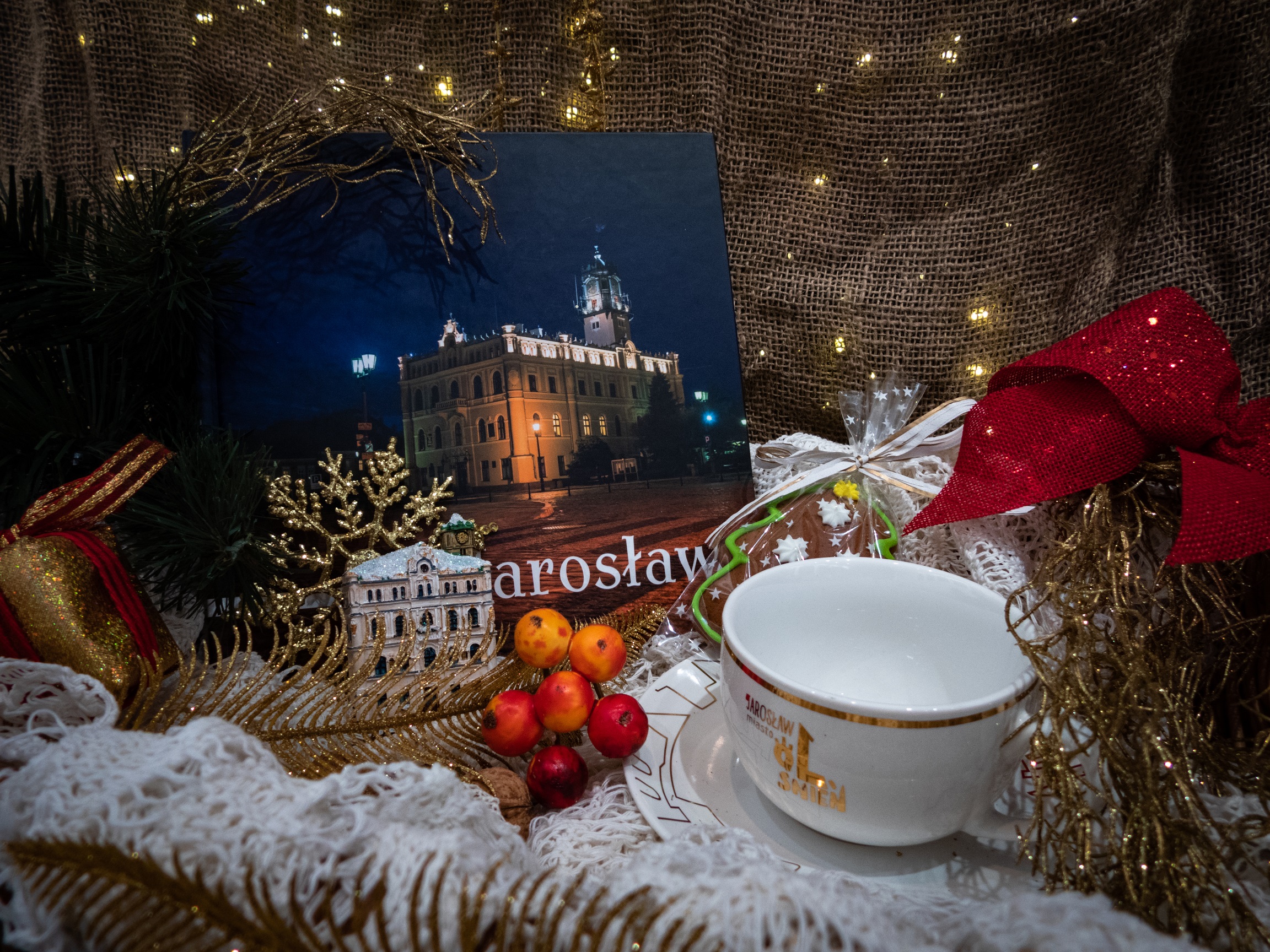 Zestaw „Silver” Elegancka filiżanka z logo „Miasto Olśnień”, fotoalbum „Jarosław”, magnes ceramiczny „Świąteczny Jarosław”, piernik bożonarodzeniowy z Wytwórni Wyrobów Cukierniczych Macieja Kuźniarowskiego. – 90 zł