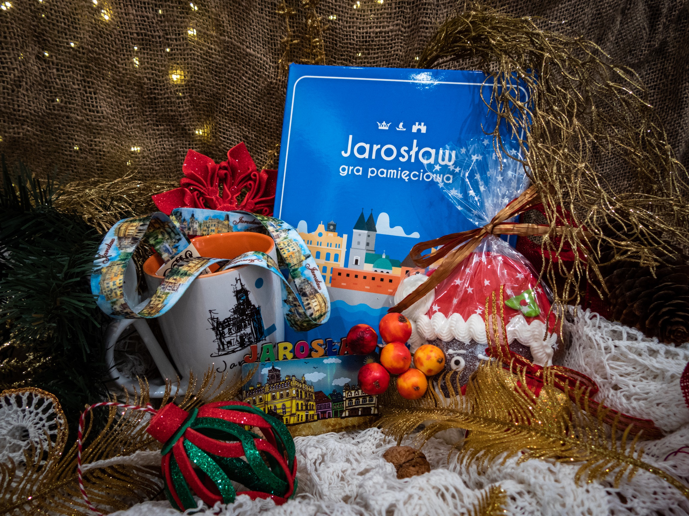 Zestaw „Bronze” „Jarosław” gra pamięciowa, kubek, smycz, magnes, piernik bożonarodzeniowy z Wytwórni Wyrobów Cukierniczych Macieja Kuźniarowskiego. – 65 zł