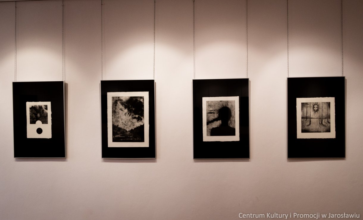 Galeria Główna u Attavantich zaprasza na wystawę grafiki Barbara Komanieckiej „Rzeka, ptak i gwiazda” Wernisaż wystawy: 4 marca 2022 r., godz. 18.00 Czas trwania wystawy: 5 marca – 2 kwietnia 2022r. Barbara Komaniecka Absolwentka Uniwersytetu Rzeszowskiego na kierunkach: Historia (stopień magistra uzyskany w 2009 roku) oraz Sztuki Wizualne, spec. Grafika warsztatowa. Dyplom z wyróżnieniem – 2017 r., zrealizowany w pracowni dr hab. Pawła Bińczyckiego, prof. UR, dr hab. Agnieszki Dobosz-Bruchnalskiej, prof. UR i dr hab. Marcina Jachyma, prof. UR. Doktorantka Szkoły Doktorskiej Uniwersytetu Rzeszowskiego, na kierunku Sztuki plastyczne i konserwacja dzieł sztuki. Zajmuje się grafiką, tworząc w technikach druku wklęsłego. Autorka kilku wystaw indywidualnych. Brała udział w wystawach zbiorowych ogólnopolskich i zagranicznych.