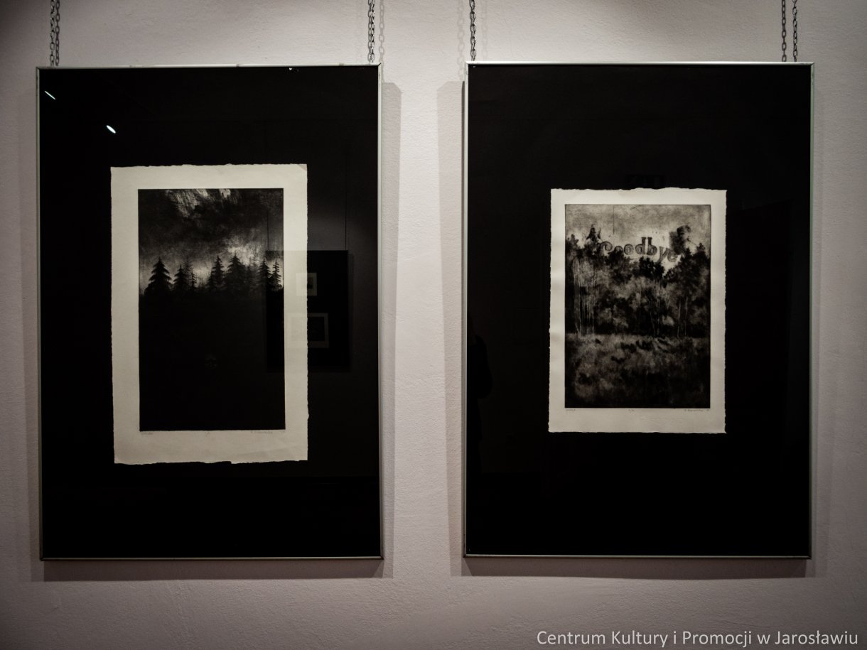 Galeria Główna u Attavantich zaprasza na wystawę grafiki Barbara Komanieckiej „Rzeka, ptak i gwiazda” Wernisaż wystawy: 4 marca 2022 r., godz. 18.00 Czas trwania wystawy: 5 marca – 2 kwietnia 2022r. Barbara Komaniecka Absolwentka Uniwersytetu Rzeszowskiego na kierunkach: Historia (stopień magistra uzyskany w 2009 roku) oraz Sztuki Wizualne, spec. Grafika warsztatowa. Dyplom z wyróżnieniem – 2017 r., zrealizowany w pracowni dr hab. Pawła Bińczyckiego, prof. UR, dr hab. Agnieszki Dobosz-Bruchnalskiej, prof. UR i dr hab. Marcina Jachyma, prof. UR. Doktorantka Szkoły Doktorskiej Uniwersytetu Rzeszowskiego, na kierunku Sztuki plastyczne i konserwacja dzieł sztuki. Zajmuje się grafiką, tworząc w technikach druku wklęsłego. Autorka kilku wystaw indywidualnych. Brała udział w wystawach zbiorowych ogólnopolskich i zagranicznych.