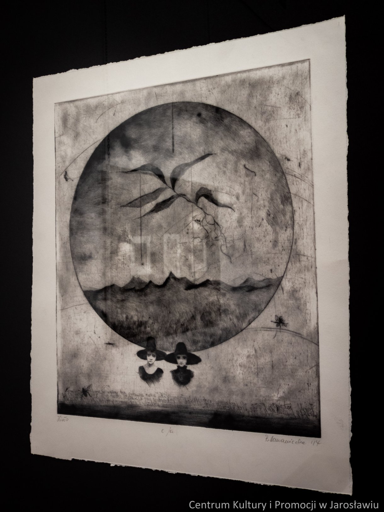 Galeria Główna u Attavantich zaprasza na wystawę grafiki Barbara Komanieckiej „Rzeka, ptak i gwiazda” Wernisaż wystawy: 4 marca 2022 r., godz. 18.00 Czas trwania wystawy: 5 marca – 2 kwietnia 2022r. Barbara Komaniecka Absolwentka Uniwersytetu Rzeszowskiego na kierunkach: Historia (stopień magistra uzyskany w 2009 roku) oraz Sztuki Wizualne, spec. Grafika warsztatowa. Dyplom z wyróżnieniem – 2017 r., zrealizowany w pracowni dr hab. Pawła Bińczyckiego, prof. UR, dr hab. Agnieszki Dobosz-Bruchnalskiej, prof. UR i dr hab. Marcina Jachyma, prof. UR. Doktorantka Szkoły Doktorskiej Uniwersytetu Rzeszowskiego, na kierunku Sztuki plastyczne i konserwacja dzieł sztuki. Zajmuje się grafiką, tworząc w technikach druku wklęsłego. Autorka kilku wystaw indywidualnych. Brała udział w wystawach zbiorowych ogólnopolskich i zagranicznych.