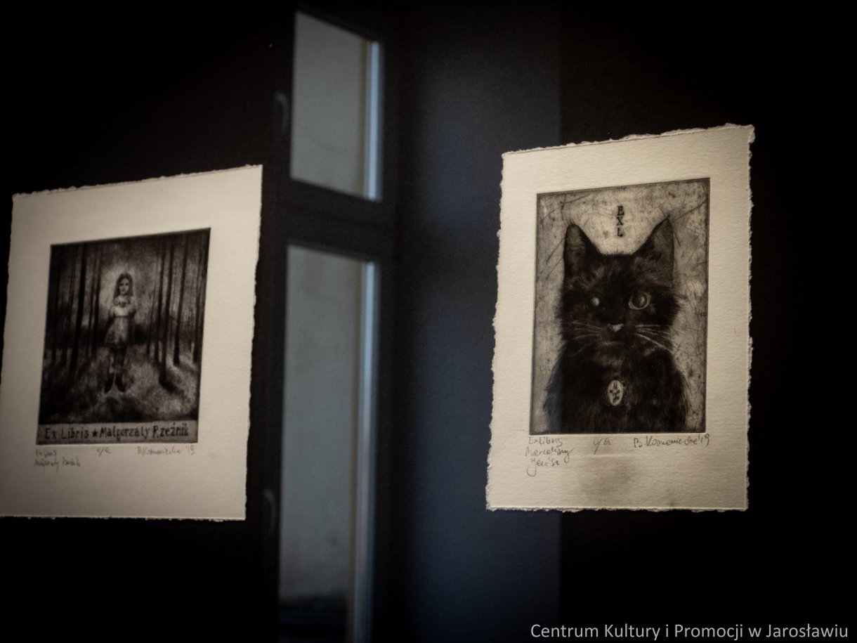 Galeria Główna u Attavantich zaprasza na wystawę grafiki Barbara Komanieckiej „Rzeka, ptak i gwiazda” Wernisaż wystawy: 4 marca 2022 r., godz. 18.00 Czas trwania wystawy: 5 marca – 2 kwietnia 2022r. Barbara Komaniecka Absolwentka Uniwersytetu Rzeszowskiego na kierunkach: Historia (stopień magistra uzyskany w 2009 roku) oraz Sztuki Wizualne, spec. Grafika warsztatowa. Dyplom z wyróżnieniem – 2017 r., zrealizowany w pracowni dr hab. Pawła Bińczyckiego, prof. UR, dr hab. Agnieszki Dobosz-Bruchnalskiej, prof. UR i dr hab. Marcina Jachyma, prof. UR. Doktorantka Szkoły Doktorskiej Uniwersytetu Rzeszowskiego, na kierunku Sztuki plastyczne i konserwacja dzieł sztuki. Zajmuje się grafiką, tworząc w technikach druku wklęsłego. Autorka kilku wystaw indywidualnych. Brała udział w wystawach zbiorowych ogólnopolskich i zagranicznych.