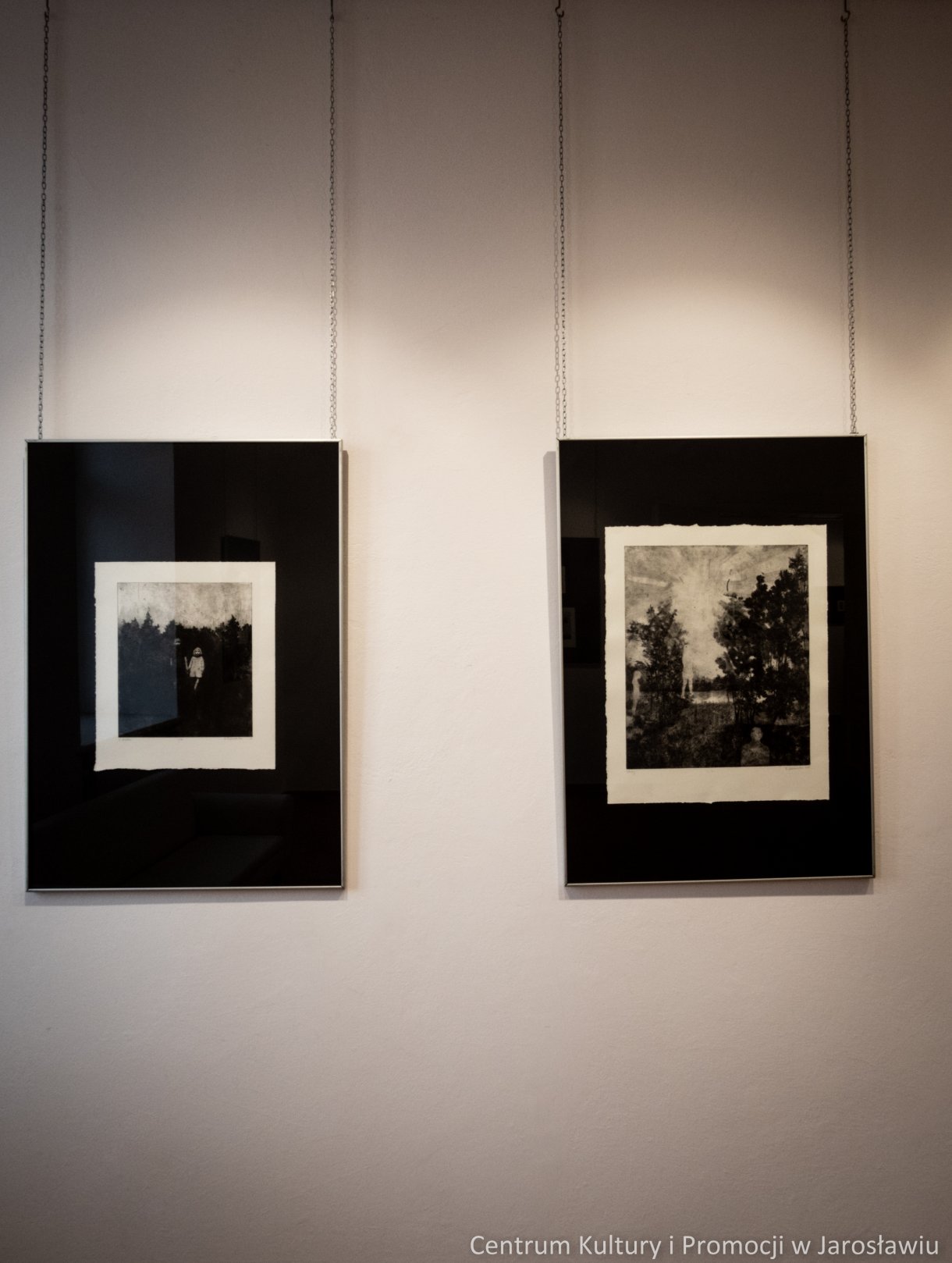 Galeria Główna u Attavantich zaprasza na wystawę grafiki Barbara Komanieckiej „Rzeka, ptak i gwiazda” Wernisaż wystawy: 4 marca 2022 r., godz. 18.00 Czas trwania wystawy: 5 marca – 2 kwietnia 2022r. Barbara Komaniecka Absolwentka Uniwersytetu Rzeszowskiego na kierunkach: Historia (stopień magistra uzyskany w 2009 roku) oraz Sztuki Wizualne, spec. Grafika warsztatowa. Dyplom z wyróżnieniem – 2017 r., zrealizowany w pracowni dr hab. Pawła Bińczyckiego, prof. UR, dr hab. Agnieszki Dobosz-Bruchnalskiej, prof. UR i dr hab. Marcina Jachyma, prof. UR. Doktorantka Szkoły Doktorskiej Uniwersytetu Rzeszowskiego, na kierunku Sztuki plastyczne i konserwacja dzieł sztuki. Zajmuje się grafiką, tworząc w technikach druku wklęsłego. Autorka kilku wystaw indywidualnych. Brała udział w wystawach zbiorowych ogólnopolskich i zagranicznych.