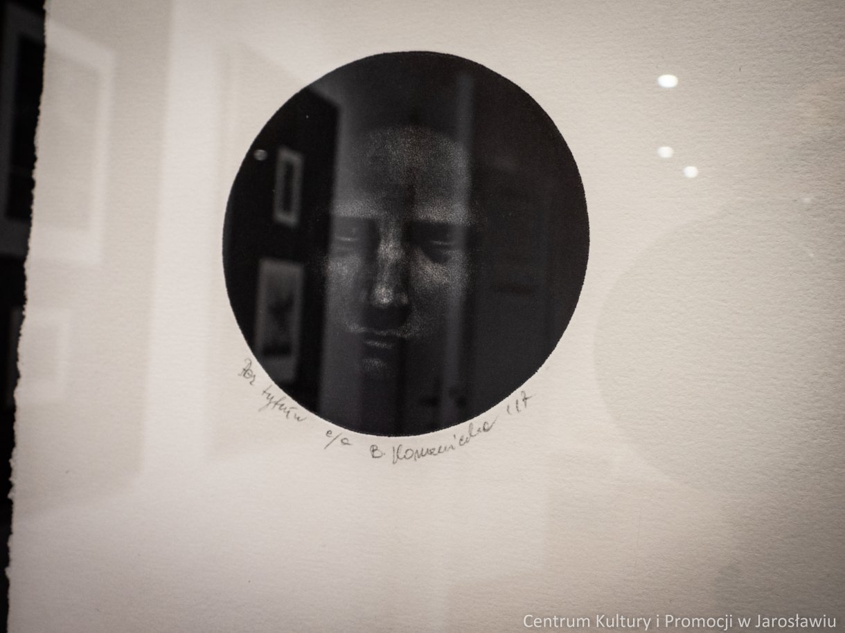 Galeria Główna u Attavantich zaprasza na wystawę grafiki Barbara Komanieckiej „Rzeka, ptak i gwiazda” Wernisaż wystawy: 4 marca 2022 r., godz. 18.00 Czas trwania wystawy: 5 marca – 2 kwietnia 2022r. Barbara Komaniecka Absolwentka Uniwersytetu Rzeszowskiego na kierunkach: Historia (stopień magistra uzyskany w 2009 roku) oraz Sztuki Wizualne, spec. Grafika warsztatowa. Dyplom z wyróżnieniem – 2017 r., zrealizowany w pracowni dr hab. Pawła Bińczyckiego, prof. UR, dr hab. Agnieszki Dobosz-Bruchnalskiej, prof. UR i dr hab. Marcina Jachyma, prof. UR. Doktorantka Szkoły Doktorskiej Uniwersytetu Rzeszowskiego, na kierunku Sztuki plastyczne i konserwacja dzieł sztuki. Zajmuje się grafiką, tworząc w technikach druku wklęsłego. Autorka kilku wystaw indywidualnych. Brała udział w wystawach zbiorowych ogólnopolskich i zagranicznych.