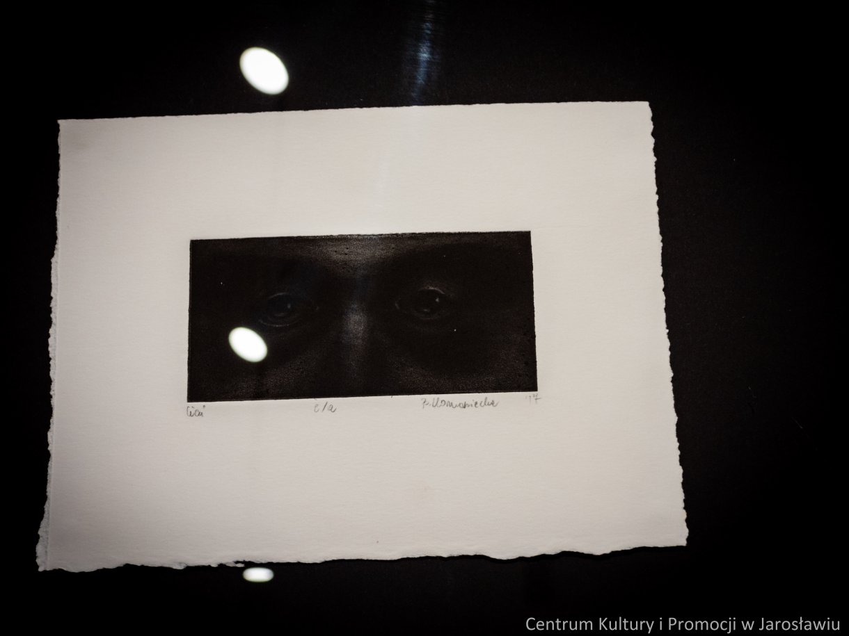 Galeria Główna u Attavantich zaprasza na wystawę grafiki Barbara Komanieckiej „Rzeka, ptak i gwiazda” Wernisaż wystawy: 4 marca 2022 r., godz. 18.00 Czas trwania wystawy: 5 marca – 2 kwietnia 2022r. Barbara Komaniecka Absolwentka Uniwersytetu Rzeszowskiego na kierunkach: Historia (stopień magistra uzyskany w 2009 roku) oraz Sztuki Wizualne, spec. Grafika warsztatowa. Dyplom z wyróżnieniem – 2017 r., zrealizowany w pracowni dr hab. Pawła Bińczyckiego, prof. UR, dr hab. Agnieszki Dobosz-Bruchnalskiej, prof. UR i dr hab. Marcina Jachyma, prof. UR. Doktorantka Szkoły Doktorskiej Uniwersytetu Rzeszowskiego, na kierunku Sztuki plastyczne i konserwacja dzieł sztuki. Zajmuje się grafiką, tworząc w technikach druku wklęsłego. Autorka kilku wystaw indywidualnych. Brała udział w wystawach zbiorowych ogólnopolskich i zagranicznych.