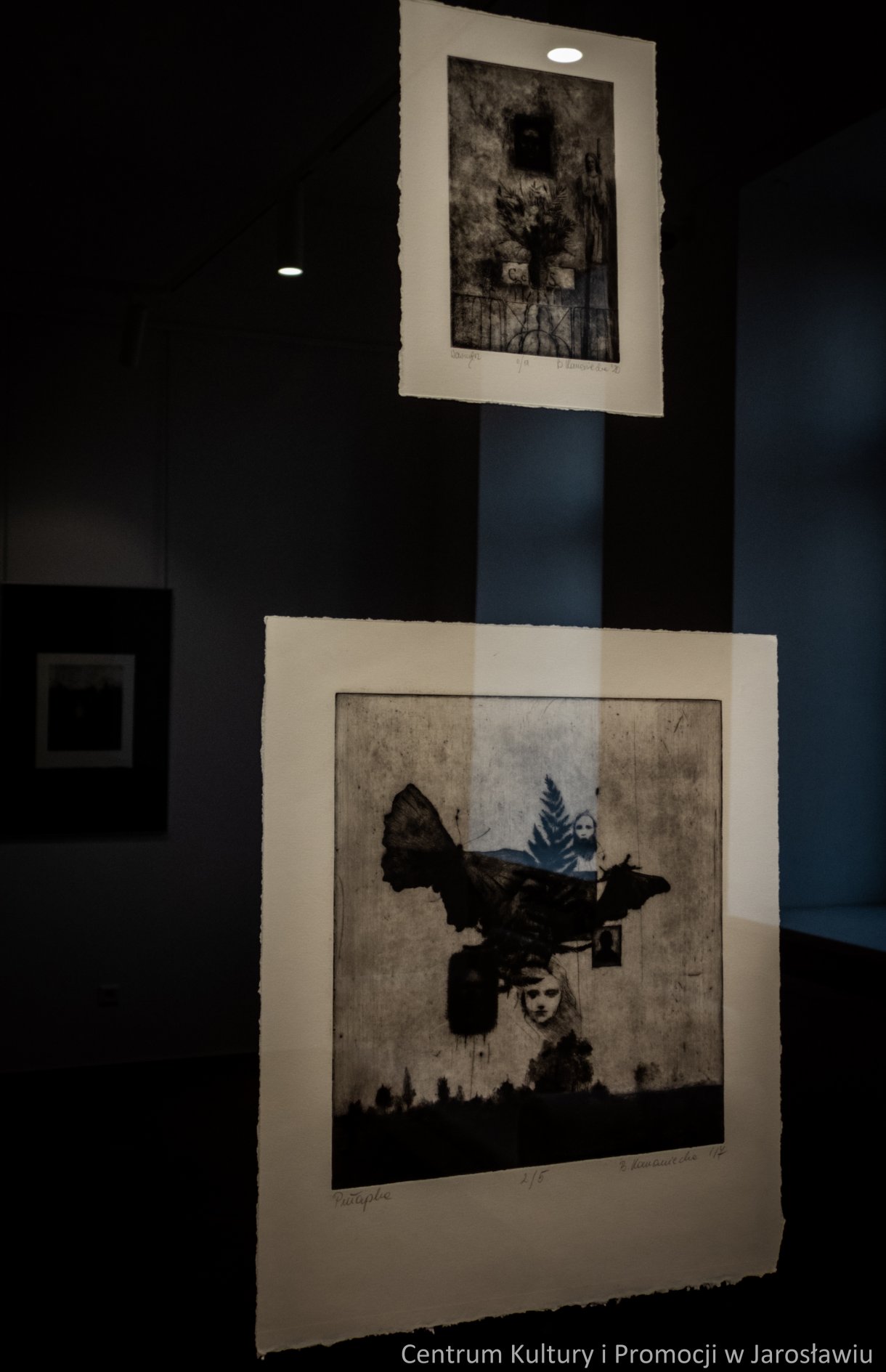 Galeria Główna u Attavantich zaprasza na wystawę grafiki Barbara Komanieckiej „Rzeka, ptak i gwiazda” Wernisaż wystawy: 4 marca 2022 r., godz. 18.00 Czas trwania wystawy: 5 marca – 2 kwietnia 2022r. Barbara Komaniecka Absolwentka Uniwersytetu Rzeszowskiego na kierunkach: Historia (stopień magistra uzyskany w 2009 roku) oraz Sztuki Wizualne, spec. Grafika warsztatowa. Dyplom z wyróżnieniem – 2017 r., zrealizowany w pracowni dr hab. Pawła Bińczyckiego, prof. UR, dr hab. Agnieszki Dobosz-Bruchnalskiej, prof. UR i dr hab. Marcina Jachyma, prof. UR. Doktorantka Szkoły Doktorskiej Uniwersytetu Rzeszowskiego, na kierunku Sztuki plastyczne i konserwacja dzieł sztuki. Zajmuje się grafiką, tworząc w technikach druku wklęsłego. Autorka kilku wystaw indywidualnych. Brała udział w wystawach zbiorowych ogólnopolskich i zagranicznych.