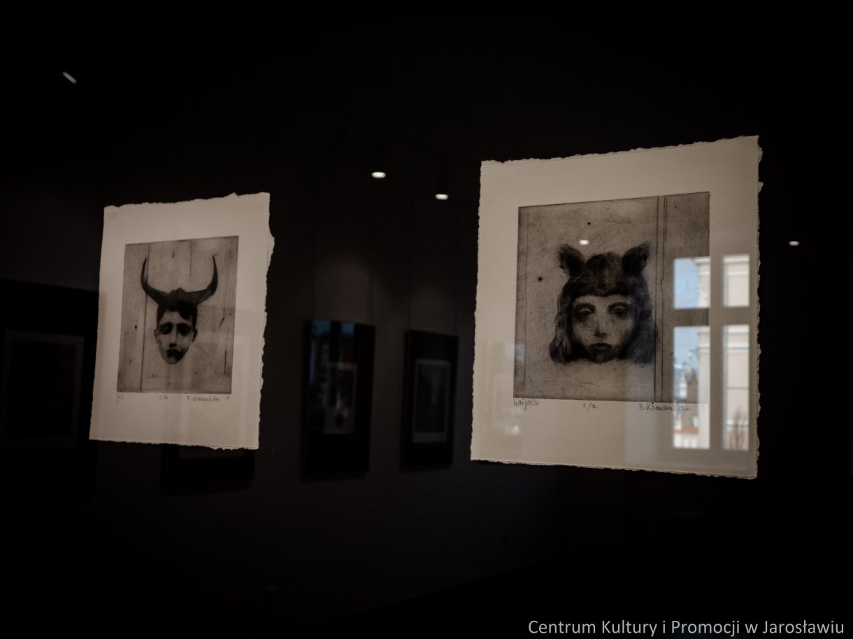 Galeria Główna u Attavantich zaprasza na wystawę grafiki Barbara Komanieckiej „Rzeka, ptak i gwiazda” Wernisaż wystawy: 4 marca 2022 r., godz. 18.00 Czas trwania wystawy: 5 marca – 2 kwietnia 2022r. Barbara Komaniecka Absolwentka Uniwersytetu Rzeszowskiego na kierunkach: Historia (stopień magistra uzyskany w 2009 roku) oraz Sztuki Wizualne, spec. Grafika warsztatowa. Dyplom z wyróżnieniem – 2017 r., zrealizowany w pracowni dr hab. Pawła Bińczyckiego, prof. UR, dr hab. Agnieszki Dobosz-Bruchnalskiej, prof. UR i dr hab. Marcina Jachyma, prof. UR. Doktorantka Szkoły Doktorskiej Uniwersytetu Rzeszowskiego, na kierunku Sztuki plastyczne i konserwacja dzieł sztuki. Zajmuje się grafiką, tworząc w technikach druku wklęsłego. Autorka kilku wystaw indywidualnych. Brała udział w wystawach zbiorowych ogólnopolskich i zagranicznych.