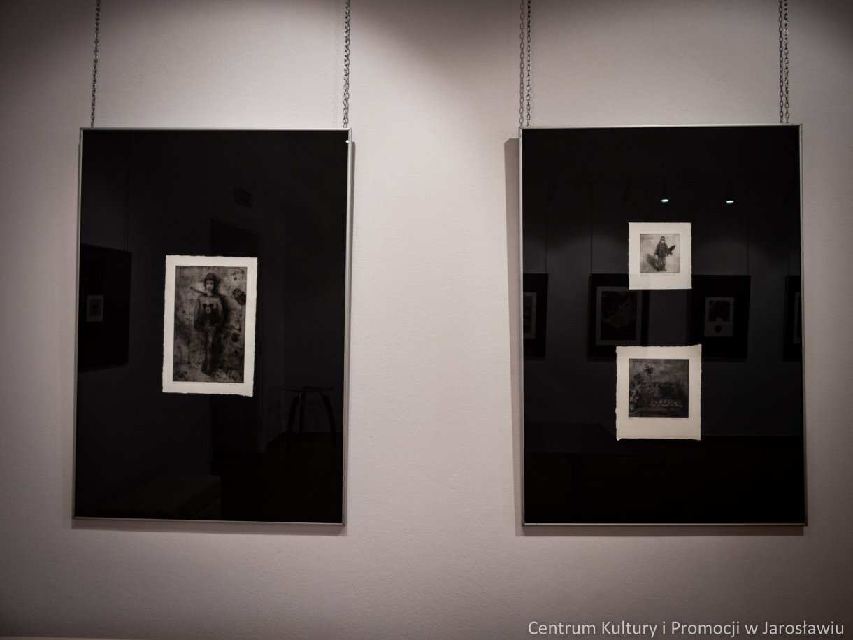 Galeria Główna u Attavantich zaprasza na wystawę grafiki Barbara Komanieckiej „Rzeka, ptak i gwiazda” Wernisaż wystawy: 4 marca 2022 r., godz. 18.00 Czas trwania wystawy: 5 marca – 2 kwietnia 2022r. Barbara Komaniecka Absolwentka Uniwersytetu Rzeszowskiego na kierunkach: Historia (stopień magistra uzyskany w 2009 roku) oraz Sztuki Wizualne, spec. Grafika warsztatowa. Dyplom z wyróżnieniem – 2017 r., zrealizowany w pracowni dr hab. Pawła Bińczyckiego, prof. UR, dr hab. Agnieszki Dobosz-Bruchnalskiej, prof. UR i dr hab. Marcina Jachyma, prof. UR. Doktorantka Szkoły Doktorskiej Uniwersytetu Rzeszowskiego, na kierunku Sztuki plastyczne i konserwacja dzieł sztuki. Zajmuje się grafiką, tworząc w technikach druku wklęsłego. Autorka kilku wystaw indywidualnych. Brała udział w wystawach zbiorowych ogólnopolskich i zagranicznych.