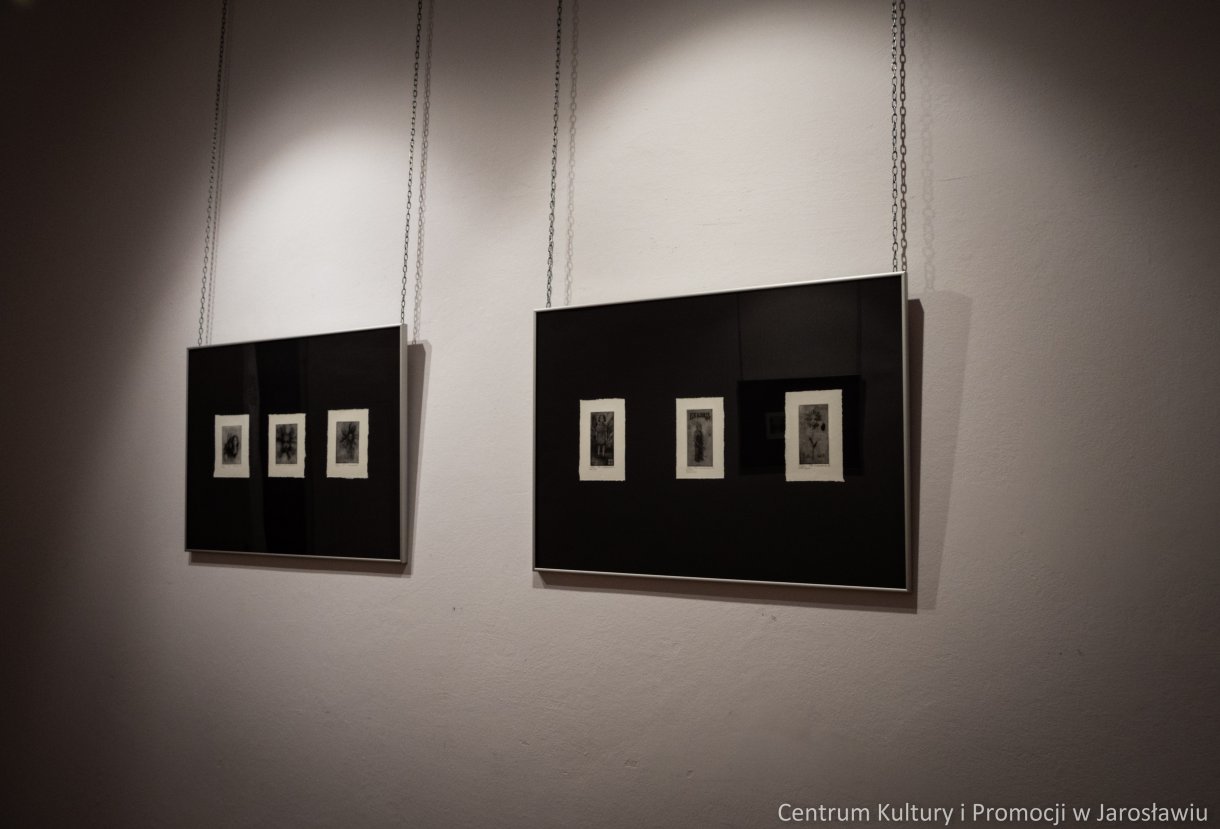 Galeria Główna u Attavantich zaprasza na wystawę grafiki Barbara Komanieckiej „Rzeka, ptak i gwiazda” Wernisaż wystawy: 4 marca 2022 r., godz. 18.00 Czas trwania wystawy: 5 marca – 2 kwietnia 2022r. Barbara Komaniecka Absolwentka Uniwersytetu Rzeszowskiego na kierunkach: Historia (stopień magistra uzyskany w 2009 roku) oraz Sztuki Wizualne, spec. Grafika warsztatowa. Dyplom z wyróżnieniem – 2017 r., zrealizowany w pracowni dr hab. Pawła Bińczyckiego, prof. UR, dr hab. Agnieszki Dobosz-Bruchnalskiej, prof. UR i dr hab. Marcina Jachyma, prof. UR. Doktorantka Szkoły Doktorskiej Uniwersytetu Rzeszowskiego, na kierunku Sztuki plastyczne i konserwacja dzieł sztuki. Zajmuje się grafiką, tworząc w technikach druku wklęsłego. Autorka kilku wystaw indywidualnych. Brała udział w wystawach zbiorowych ogólnopolskich i zagranicznych.