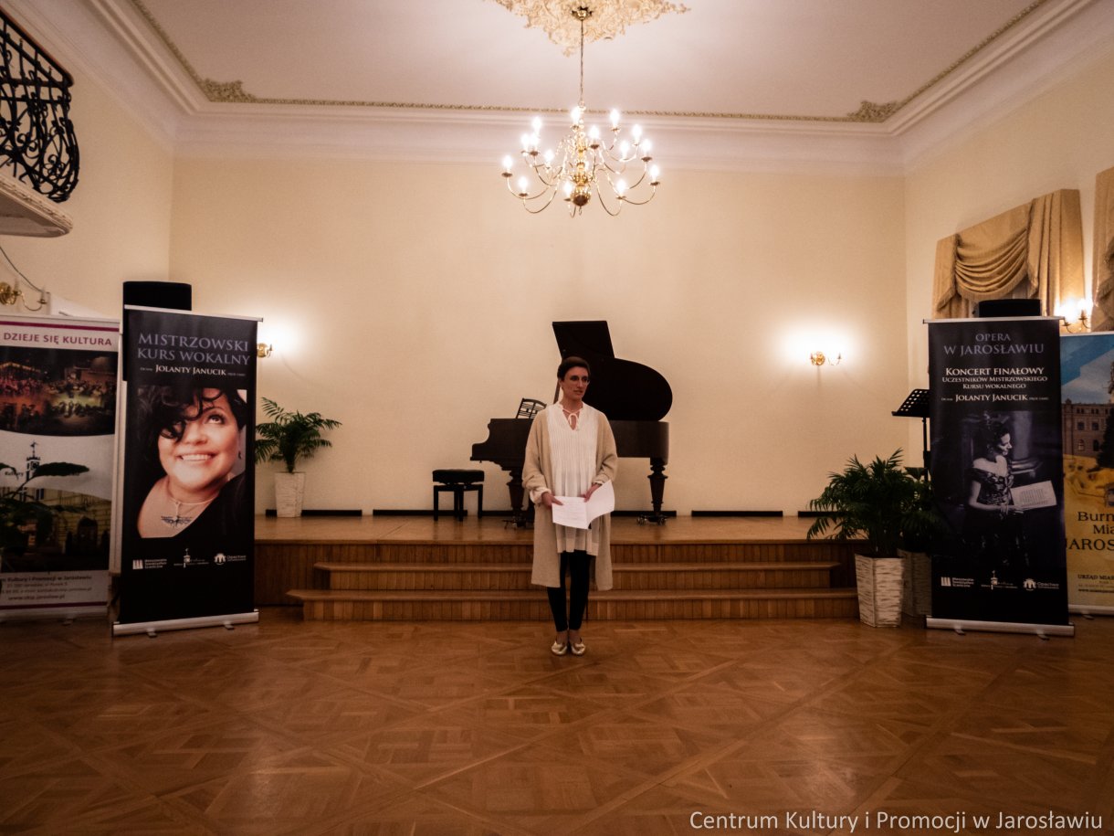 Koncertem operowym w Sali Lustrzanej Centrum Kultury i Promocji w Jarosławiu, zakończy się I Mistrzowski Kurs Wokalny dr hab. Jolanty Janucik prof. UMFC. Przez cały tydzień, od 4 do 11 lutego, dwudziestu trzech wokalistów, szlifowało swoje umiejętności w zakresie śpiewu operowego pod czujnym okiem dr hab. Jolanty Janucik oraz prof. dr hab. Roberta Cieśli. Efekty kursu można było podziwiać podczas koncertu finałowego „Wieczór Operowy – Zima w Jarosławiu”. W Sali Lustrzanej rozbrzmiały arie z oper i operetek autorstwa, między innymi Mozarta, Verdiego, Moniuszki, Lehara czy Rossiniego.