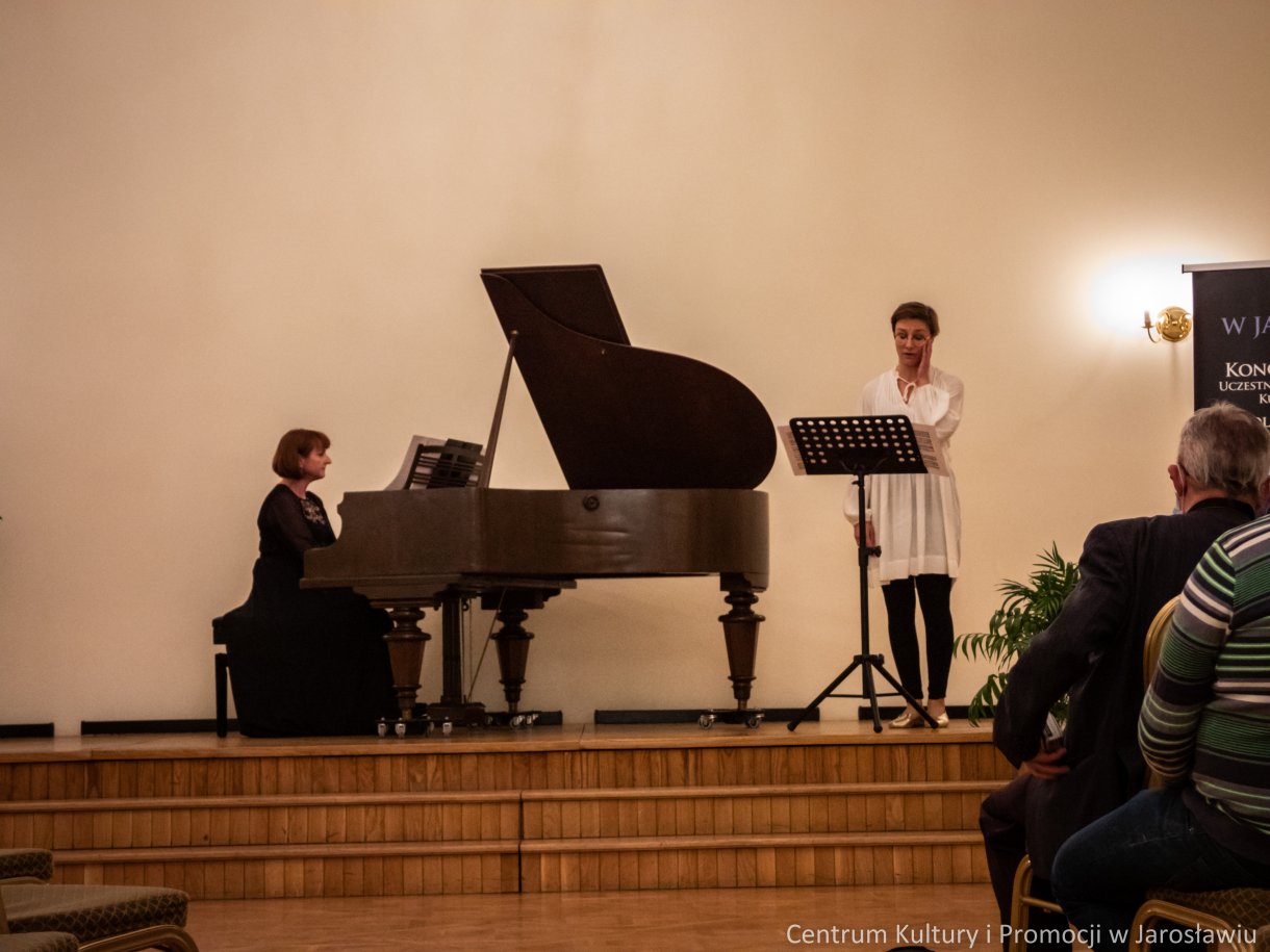 Koncertem operowym w Sali Lustrzanej Centrum Kultury i Promocji w Jarosławiu, zakończy się I Mistrzowski Kurs Wokalny dr hab. Jolanty Janucik prof. UMFC. Przez cały tydzień, od 4 do 11 lutego, dwudziestu trzech wokalistów, szlifowało swoje umiejętności w zakresie śpiewu operowego pod czujnym okiem dr hab. Jolanty Janucik oraz prof. dr hab. Roberta Cieśli. Efekty kursu można było podziwiać podczas koncertu finałowego „Wieczór Operowy – Zima w Jarosławiu”. W Sali Lustrzanej rozbrzmiały arie z oper i operetek autorstwa, między innymi Mozarta, Verdiego, Moniuszki, Lehara czy Rossiniego.