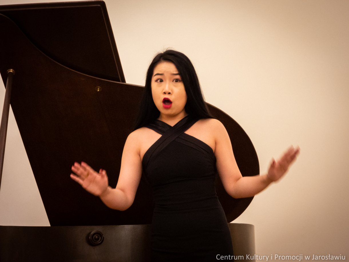 Koncertem operowym w Sali Lustrzanej Centrum Kultury i Promocji w Jarosławiu, zakończy się I Mistrzowski Kurs Wokalny dr hab. Jolanty Janucik prof. UMFC. Przez cały tydzień, od 4 do 11 lutego, dwudziestu trzech wokalistów, szlifowało swoje umiejętności w zakresie śpiewu operowego pod czujnym okiem dr hab. Jolanty Janucik oraz prof. dr hab. Roberta Cieśli. Efekty kursu można było podziwiać podczas koncertu finałowego „Wieczór Operowy – Zima w Jarosławiu”. W Sali Lustrzanej rozbrzmiały arie z oper i operetek autorstwa, między innymi Mozarta, Verdiego, Moniuszki, Lehara czy Rossiniego.