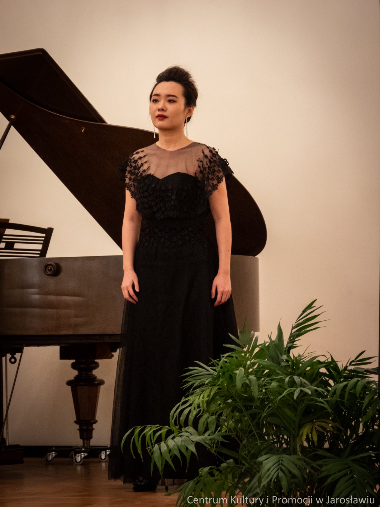 Koncertem operowym w Sali Lustrzanej Centrum Kultury i Promocji w Jarosławiu, zakończy się I Mistrzowski Kurs Wokalny dr hab. Jolanty Janucik prof. UMFC. Przez cały tydzień, od 4 do 11 lutego, dwudziestu trzech wokalistów, szlifowało swoje umiejętności w zakresie śpiewu operowego pod czujnym okiem dr hab. Jolanty Janucik oraz prof. dr hab. Roberta Cieśli. Efekty kursu można było podziwiać podczas koncertu finałowego „Wieczór Operowy – Zima w Jarosławiu”. W Sali Lustrzanej rozbrzmiały arie z oper i operetek autorstwa, między innymi Mozarta, Verdiego, Moniuszki, Lehara czy Rossiniego.