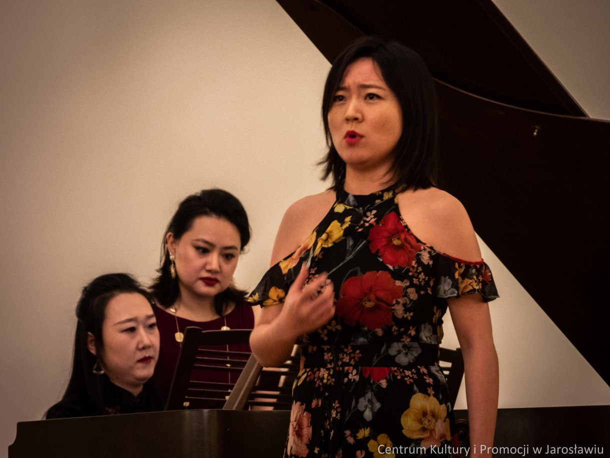 Koncertem operowym w Sali Lustrzanej Centrum Kultury i Promocji w Jarosławiu, zakończy się I Mistrzowski Kurs Wokalny dr hab. Jolanty Janucik prof. UMFC. Przez cały tydzień, od 4 do 11 lutego, dwudziestu trzech wokalistów, szlifowało swoje umiejętności w zakresie śpiewu operowego pod czujnym okiem dr hab. Jolanty Janucik oraz prof. dr hab. Roberta Cieśli. Efekty kursu można było podziwiać podczas koncertu finałowego „Wieczór Operowy – Zima w Jarosławiu”. W Sali Lustrzanej rozbrzmiały arie z oper i operetek autorstwa, między innymi Mozarta, Verdiego, Moniuszki, Lehara czy Rossiniego.