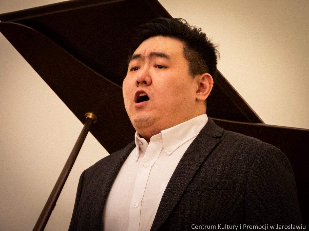 Koncertem operowym w Sali Lustrzanej Centrum Kultury i Promocji w Jarosławiu, zakończy się I Mistrzowski Kurs Wokalny dr hab. Jolanty Janucik prof. UMFC. Przez cały tydzień, od 4 do 11 lutego, dwudziestu trzech wokalistów, szlifowało swoje umiejętności w zakresie śpiewu operowego pod czujnym okiem dr hab. Jolanty Janucik oraz prof. dr hab. Roberta Cieśli. Efekty kursu można było podziwiać podczas koncertu finałowego „Wieczór Operowy – Zima w Jarosławiu”. W Sali Lustrzanej rozbrzmiały arie z oper i operetek autorstwa, między innymi Mozarta, Verdiego, Moniuszki, Lehara czy Rossiniego.