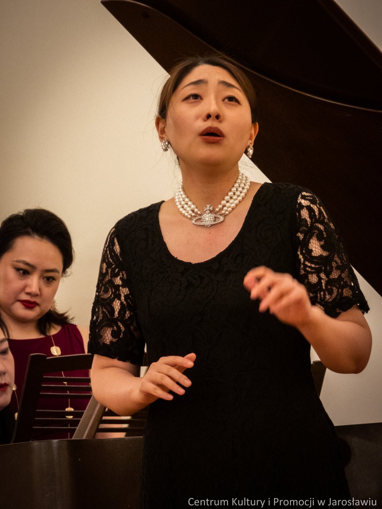 Koncertem operowym w Sali Lustrzanej Centrum Kultury i Promocji w Jarosławiu, zakończy się I Mistrzowski Kurs Wokalny dr hab. Jolanty Janucik prof. UMFC. Przez cały tydzień, od 4 do 11 lutego, dwudziestu trzech wokalistów, szlifowało swoje umiejętności w zakresie śpiewu operowego pod czujnym okiem dr hab. Jolanty Janucik oraz prof. dr hab. Roberta Cieśli. Efekty kursu można było podziwiać podczas koncertu finałowego „Wieczór Operowy – Zima w Jarosławiu”. W Sali Lustrzanej rozbrzmiały arie z oper i operetek autorstwa, między innymi Mozarta, Verdiego, Moniuszki, Lehara czy Rossiniego.