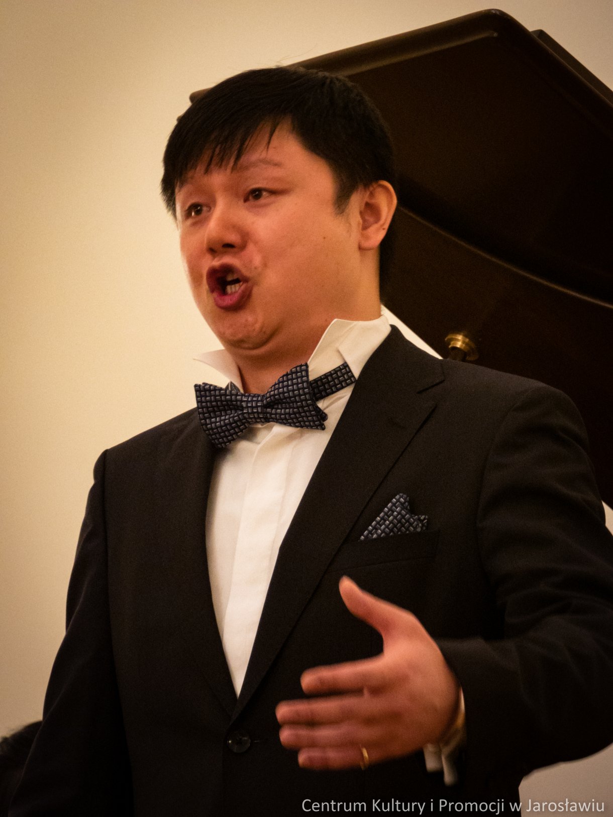 Koncertem operowym w Sali Lustrzanej Centrum Kultury i Promocji w Jarosławiu, zakończy się I Mistrzowski Kurs Wokalny dr hab. Jolanty Janucik prof. UMFC. Przez cały tydzień, od 4 do 11 lutego, dwudziestu trzech wokalistów, szlifowało swoje umiejętności w zakresie śpiewu operowego pod czujnym okiem dr hab. Jolanty Janucik oraz prof. dr hab. Roberta Cieśli. Efekty kursu można było podziwiać podczas koncertu finałowego „Wieczór Operowy – Zima w Jarosławiu”. W Sali Lustrzanej rozbrzmiały arie z oper i operetek autorstwa, między innymi Mozarta, Verdiego, Moniuszki, Lehara czy Rossiniego.