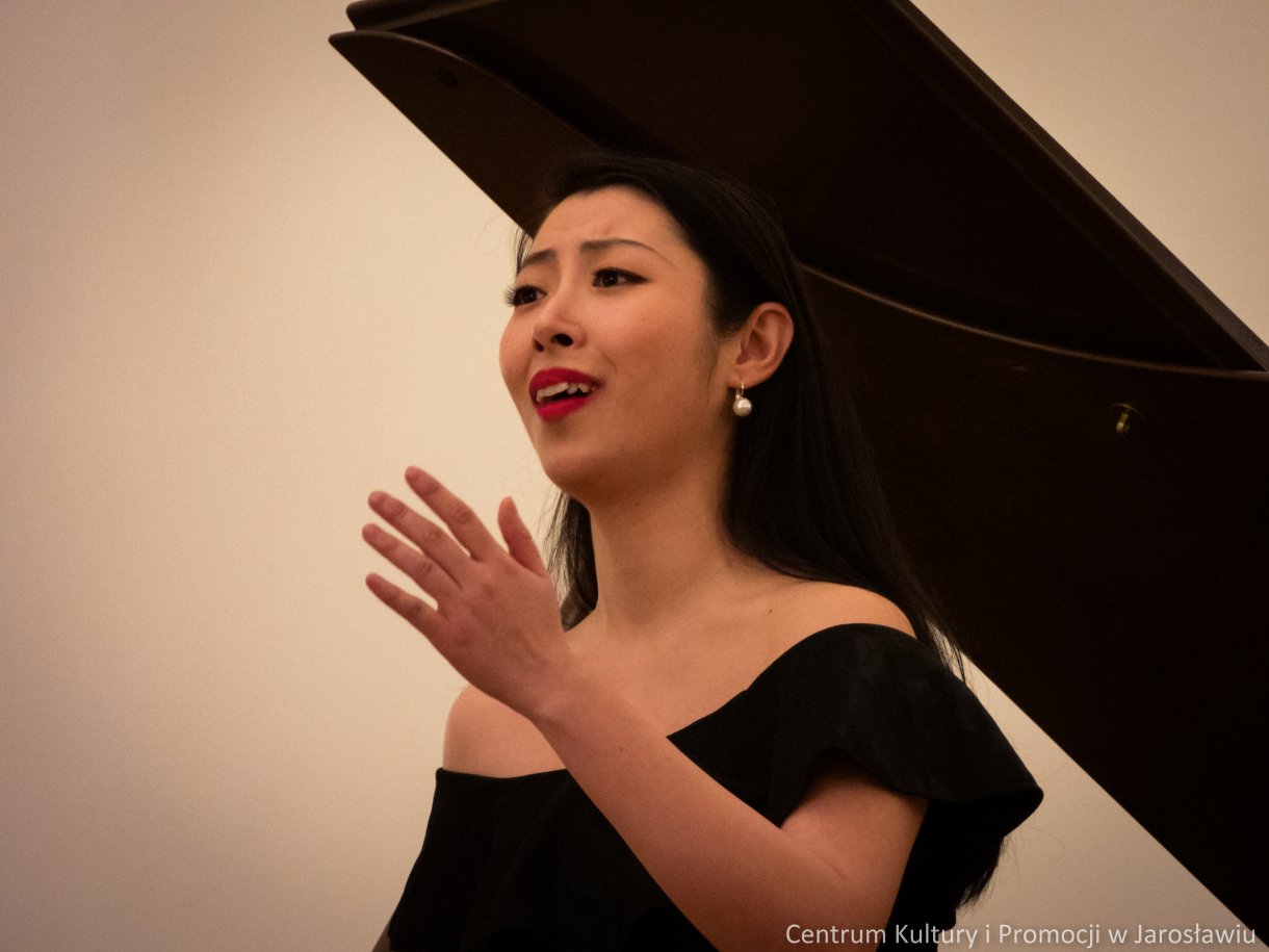 Koncertem operowym w Sali Lustrzanej Centrum Kultury i Promocji w Jarosławiu, zakończy się I Mistrzowski Kurs Wokalny dr hab. Jolanty Janucik prof. UMFC. Przez cały tydzień, od 4 do 11 lutego, dwudziestu trzech wokalistów, szlifowało swoje umiejętności w zakresie śpiewu operowego pod czujnym okiem dr hab. Jolanty Janucik oraz prof. dr hab. Roberta Cieśli. Efekty kursu można było podziwiać podczas koncertu finałowego „Wieczór Operowy – Zima w Jarosławiu”. W Sali Lustrzanej rozbrzmiały arie z oper i operetek autorstwa, między innymi Mozarta, Verdiego, Moniuszki, Lehara czy Rossiniego.