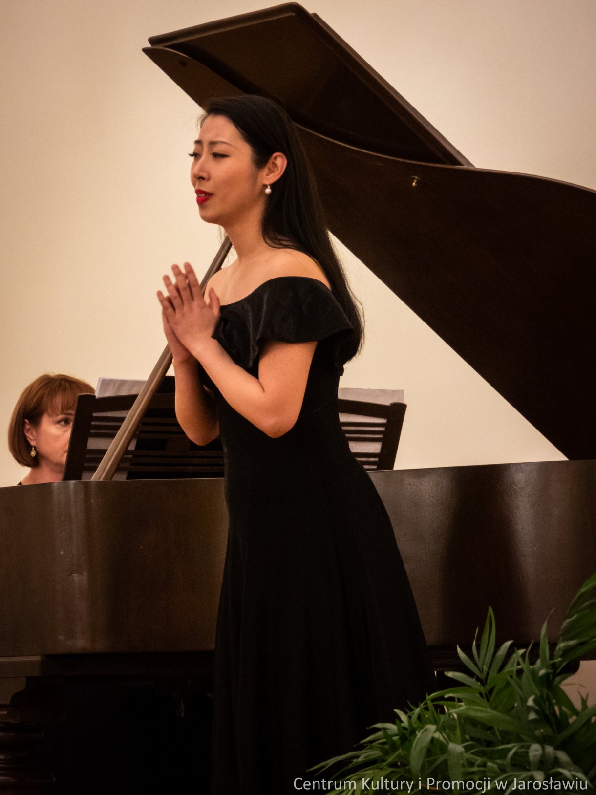 Koncertem operowym w Sali Lustrzanej Centrum Kultury i Promocji w Jarosławiu, zakończy się I Mistrzowski Kurs Wokalny dr hab. Jolanty Janucik prof. UMFC. Przez cały tydzień, od 4 do 11 lutego, dwudziestu trzech wokalistów, szlifowało swoje umiejętności w zakresie śpiewu operowego pod czujnym okiem dr hab. Jolanty Janucik oraz prof. dr hab. Roberta Cieśli. Efekty kursu można było podziwiać podczas koncertu finałowego „Wieczór Operowy – Zima w Jarosławiu”. W Sali Lustrzanej rozbrzmiały arie z oper i operetek autorstwa, między innymi Mozarta, Verdiego, Moniuszki, Lehara czy Rossiniego.