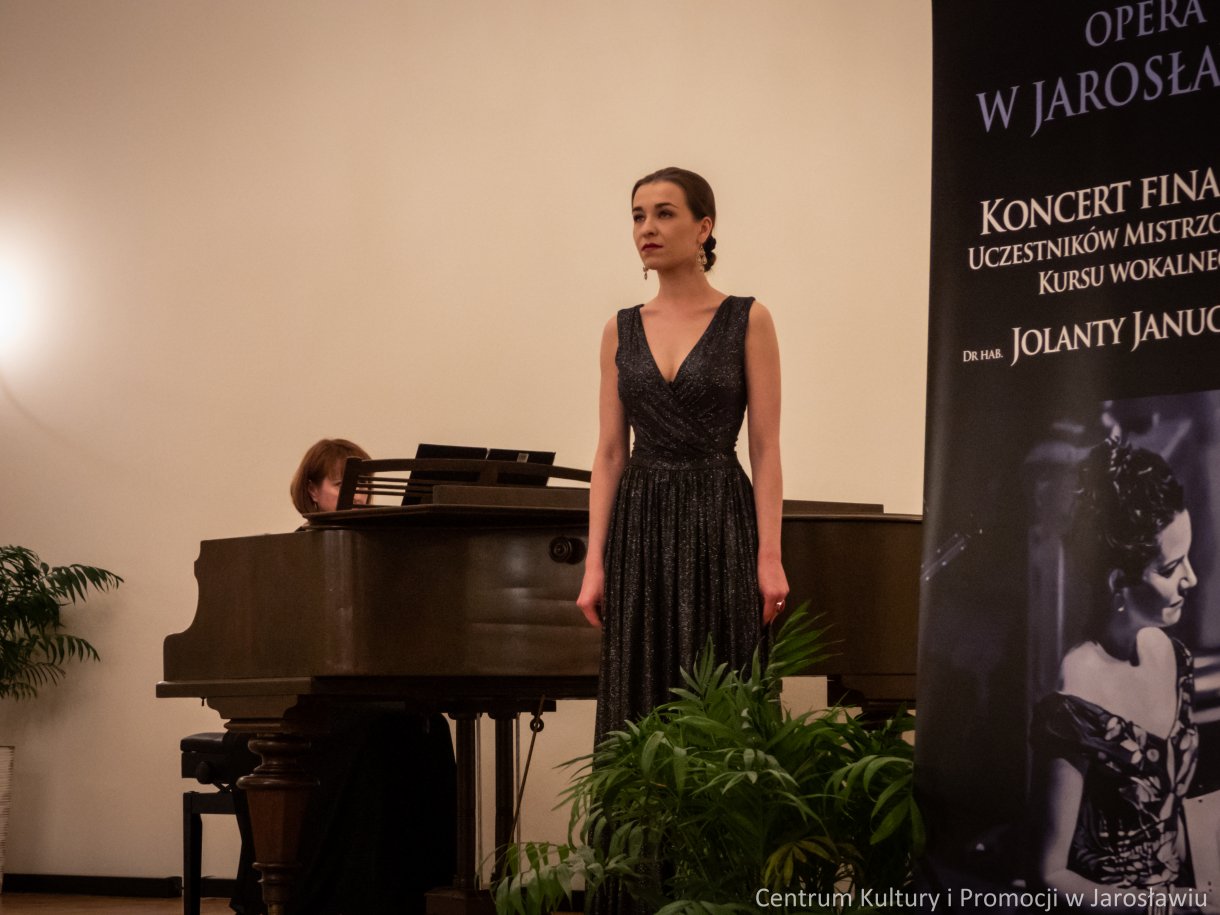 Koncertem operowym w Sali Lustrzanej Centrum Kultury i Promocji w Jarosławiu, zakończy się I Mistrzowski Kurs Wokalny dr hab. Jolanty Janucik prof. UMFC. Przez cały tydzień, od 4 do 11 lutego, dwudziestu trzech wokalistów, szlifowało swoje umiejętności w zakresie śpiewu operowego pod czujnym okiem dr hab. Jolanty Janucik oraz prof. dr hab. Roberta Cieśli. Efekty kursu można było podziwiać podczas koncertu finałowego „Wieczór Operowy – Zima w Jarosławiu”. W Sali Lustrzanej rozbrzmiały arie z oper i operetek autorstwa, między innymi Mozarta, Verdiego, Moniuszki, Lehara czy Rossiniego.
