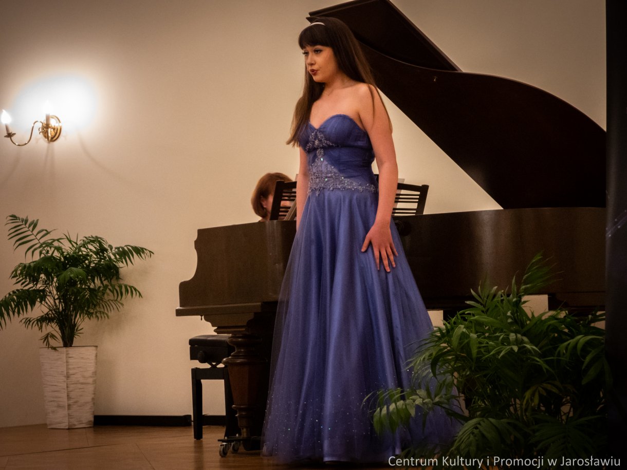 Koncertem operowym w Sali Lustrzanej Centrum Kultury i Promocji w Jarosławiu, zakończy się I Mistrzowski Kurs Wokalny dr hab. Jolanty Janucik prof. UMFC. Przez cały tydzień, od 4 do 11 lutego, dwudziestu trzech wokalistów, szlifowało swoje umiejętności w zakresie śpiewu operowego pod czujnym okiem dr hab. Jolanty Janucik oraz prof. dr hab. Roberta Cieśli. Efekty kursu można było podziwiać podczas koncertu finałowego „Wieczór Operowy – Zima w Jarosławiu”. W Sali Lustrzanej rozbrzmiały arie z oper i operetek autorstwa, między innymi Mozarta, Verdiego, Moniuszki, Lehara czy Rossiniego.