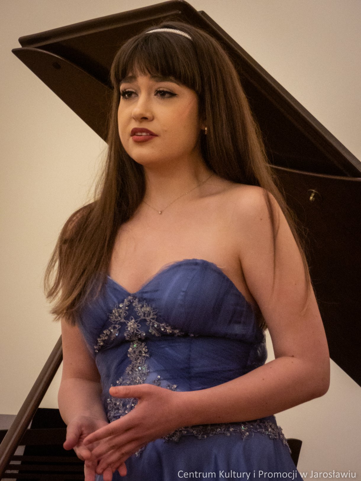 Koncertem operowym w Sali Lustrzanej Centrum Kultury i Promocji w Jarosławiu, zakończy się I Mistrzowski Kurs Wokalny dr hab. Jolanty Janucik prof. UMFC. Przez cały tydzień, od 4 do 11 lutego, dwudziestu trzech wokalistów, szlifowało swoje umiejętności w zakresie śpiewu operowego pod czujnym okiem dr hab. Jolanty Janucik oraz prof. dr hab. Roberta Cieśli. Efekty kursu można było podziwiać podczas koncertu finałowego „Wieczór Operowy – Zima w Jarosławiu”. W Sali Lustrzanej rozbrzmiały arie z oper i operetek autorstwa, między innymi Mozarta, Verdiego, Moniuszki, Lehara czy Rossiniego.