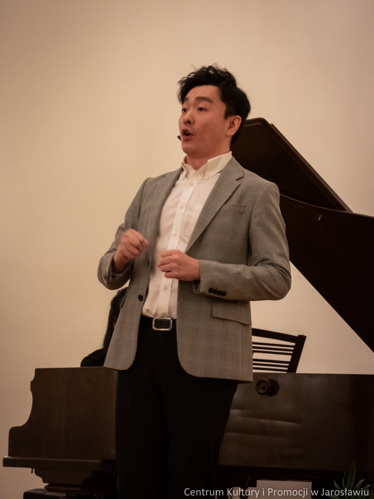 Koncertem operowym w Sali Lustrzanej Centrum Kultury i Promocji w Jarosławiu, zakończy się I Mistrzowski Kurs Wokalny dr hab. Jolanty Janucik prof. UMFC. Przez cały tydzień, od 4 do 11 lutego, dwudziestu trzech wokalistów, szlifowało swoje umiejętności w zakresie śpiewu operowego pod czujnym okiem dr hab. Jolanty Janucik oraz prof. dr hab. Roberta Cieśli. Efekty kursu można było podziwiać podczas koncertu finałowego „Wieczór Operowy – Zima w Jarosławiu”. W Sali Lustrzanej rozbrzmiały arie z oper i operetek autorstwa, między innymi Mozarta, Verdiego, Moniuszki, Lehara czy Rossiniego.