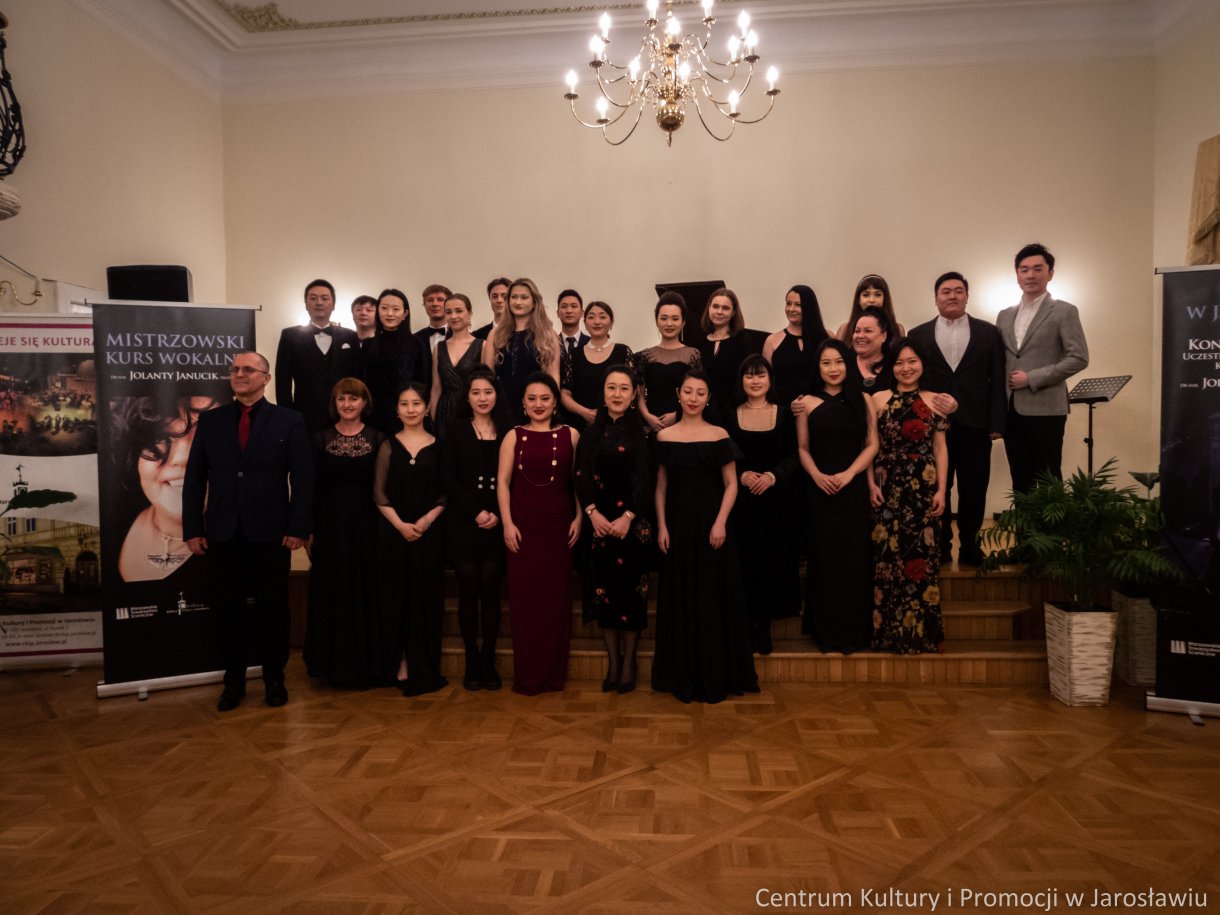 Koncertem operowym w Sali Lustrzanej Centrum Kultury i Promocji w Jarosławiu, zakończy się I Mistrzowski Kurs Wokalny dr hab. Jolanty Janucik prof. UMFC. Przez cały tydzień, od 4 do 11 lutego, dwudziestu trzech wokalistów, szlifowało swoje umiejętności w zakresie śpiewu operowego pod czujnym okiem dr hab. Jolanty Janucik oraz prof. dr hab. Roberta Cieśli. Efekty kursu można było podziwiać podczas koncertu finałowego „Wieczór Operowy – Zima w Jarosławiu”. W Sali Lustrzanej rozbrzmiały arie z oper i operetek autorstwa, między innymi Mozarta, Verdiego, Moniuszki, Lehara czy Rossiniego.
