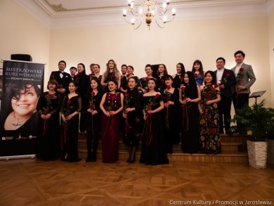 Operowa „Zima w Jarosławiu” Koncertem operowym w Sali Lustrzanej Centrum Kultury i Promocji w Jarosławiu, zakończy się I Mistrzowski Kurs Wokalny dr hab. Jolanty Janucik prof. UMFC. Przez cały tydzień, od 4 do 11 lutego, dwudziestu trzech wokalistów, szlifowało swoje umiejętności w zakresie śpiewu operowego pod czujnym okiem dr hab. Jolanty Janucik oraz prof. dr hab. Roberta Cieśli. Efekty kursu można było podziwiać podczas koncertu finałowego „Wieczór Operowy – Zima w Jarosławiu”. W Sali Lustrzanej rozbrzmiały arie z oper i operetek autorstwa, między innymi Mozarta, Verdiego, Moniuszki, Lehara czy Rossiniego.