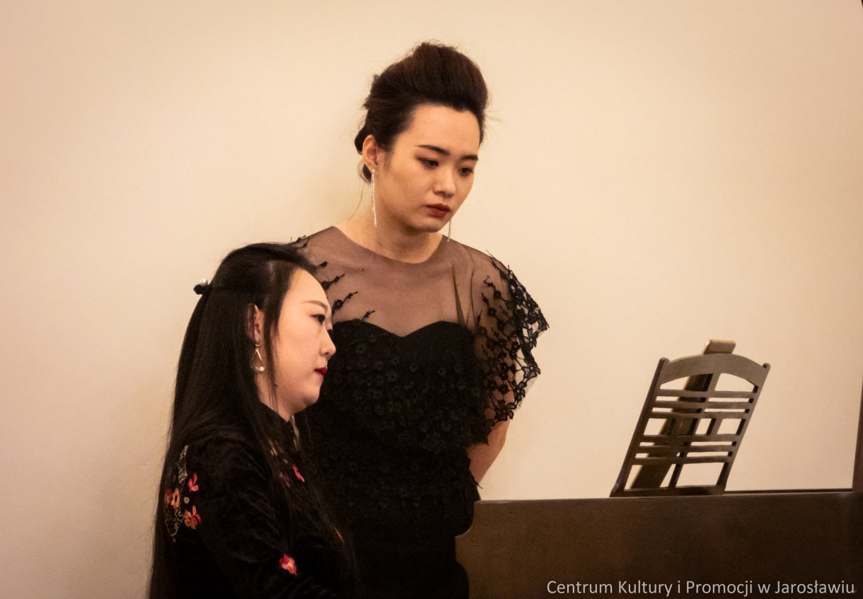 Koncertem operowym w Sali Lustrzanej Centrum Kultury i Promocji w Jarosławiu, zakończy się I Mistrzowski Kurs Wokalny dr hab. Jolanty Janucik prof. UMFC. Przez cały tydzień, od 4 do 11 lutego, dwudziestu trzech wokalistów, szlifowało swoje umiejętności w zakresie śpiewu operowego pod czujnym okiem dr hab. Jolanty Janucik oraz prof. dr hab. Roberta Cieśli. Efekty kursu można było podziwiać podczas koncertu finałowego „Wieczór Operowy – Zima w Jarosławiu”. W Sali Lustrzanej rozbrzmiały arie z oper i operetek autorstwa, między innymi Mozarta, Verdiego, Moniuszki, Lehara czy Rossiniego.