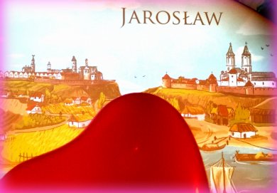 Zakochani w Podziemiach Wszyscy, którzy szukali pomysłu na wyjątkowe spędzenie święta zakochanych, mogli skorzystać z oferty przygotowanej przez Centrum Kultury i Promocji w ramach akcji ""Zakochani w Podziemiach". Na uczestników wydarzenia czekała moc romantycznych atrakcji. Podczas minionych dni, w ramach akcji „Zakochani w Podziemiach” można było w wspaniałej atmosferze zwiedzić Podziemne Przejście Turystyczne w Jarosławiu, zobaczyć i poznać historię najbardziej romantycznego miejsca w Jarosławiu – Sali Ślubów. Każdy z uczestników walentynkowej akcji mógł wziąć udział w spacerku z przewodnikiem po Jarosławiu, tematem którego były różne oblicza jarosławskich miłości. Marysieńka i Jan Sobieski, Anna i Aleksander Ostrogski czy Anna Alozja i Jan Karol Chodkiewicz to tylko niektóre pary, których miłosne losy można było poznać podczas wędrówki. Odwiedzającym bardzo dziękujemy za wspólnie spędzony czas.