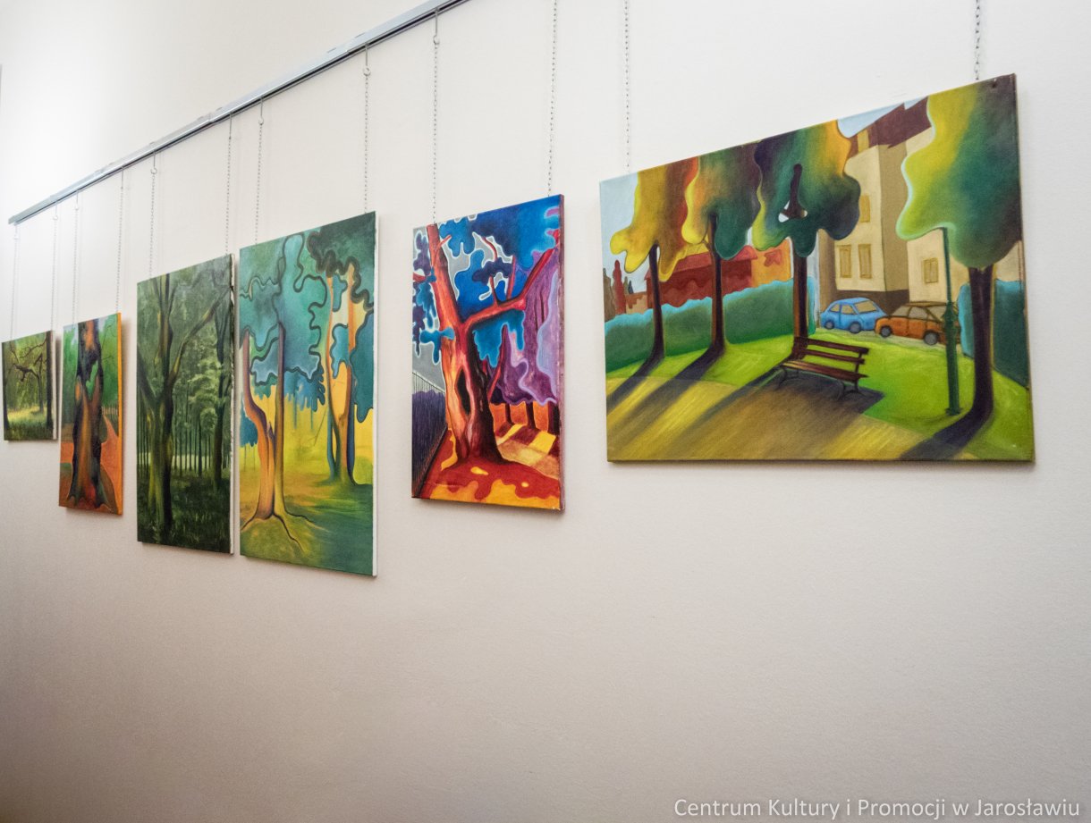 Galeria Debiutów u Attavantich: Aleksandra Jucha „FANTASMAGORIA” Wystawa malarstwa i rysunku uczennicy Państwowego Liceum Sztuk Plastycznych im. Stanisława Wyspańskiego w Jarosławiu (ZSP w Jarosławiu). Czas trwania wystawy: marzec 2022